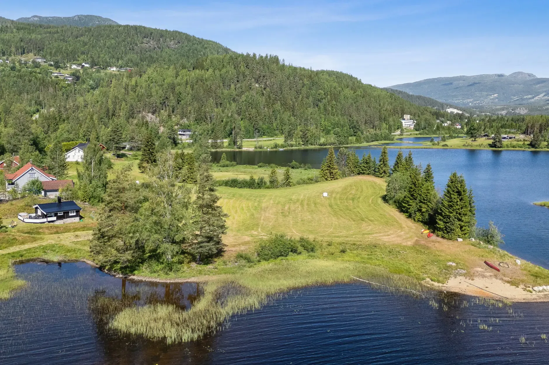 Norsk landsted fra 1940’erne ved søen med have og terrasse - Vis billede 30 af 35