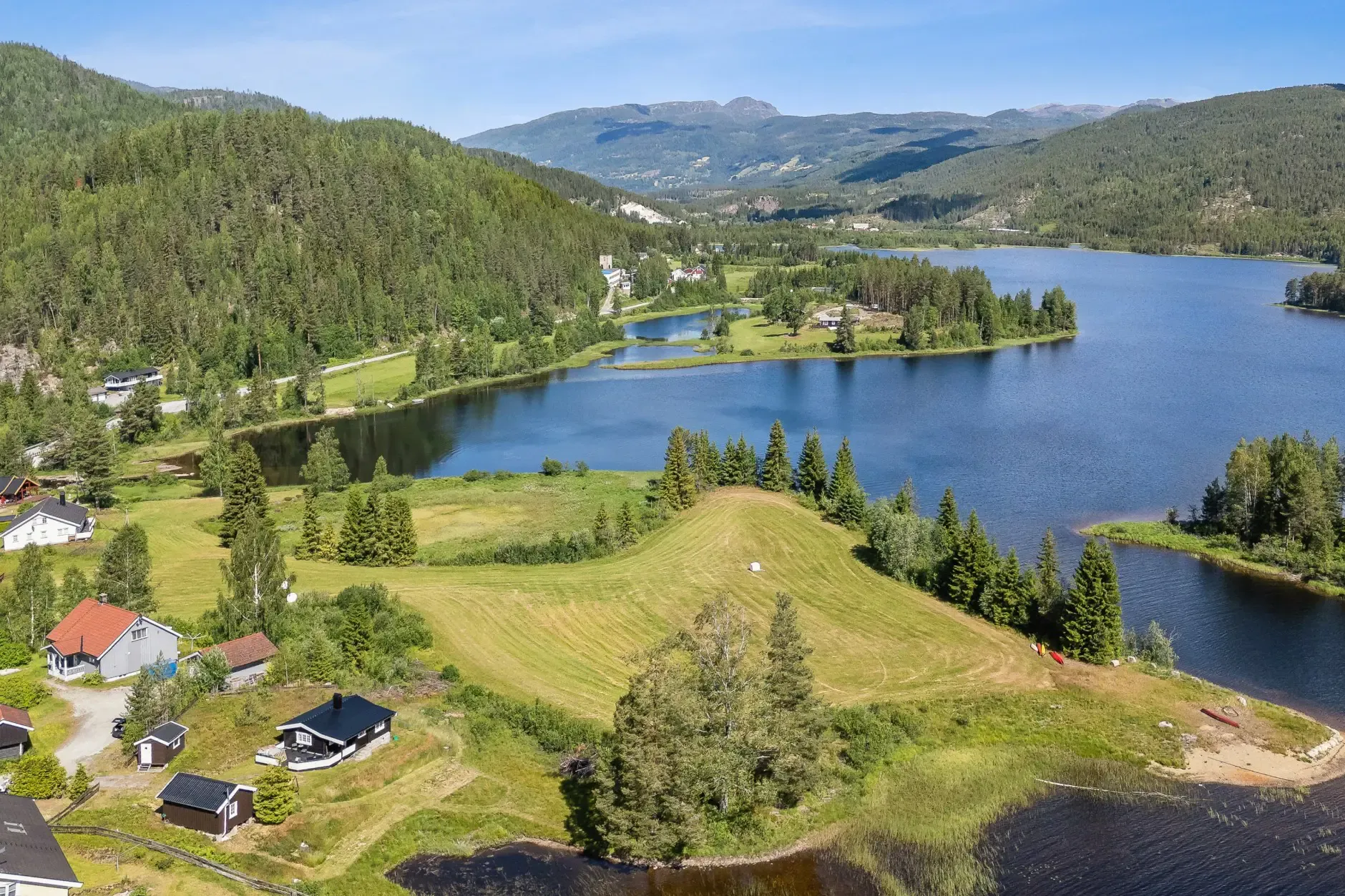Norsk landsted fra 1940’erne ved søen med have og terrasse - Vis billede 31 af 35