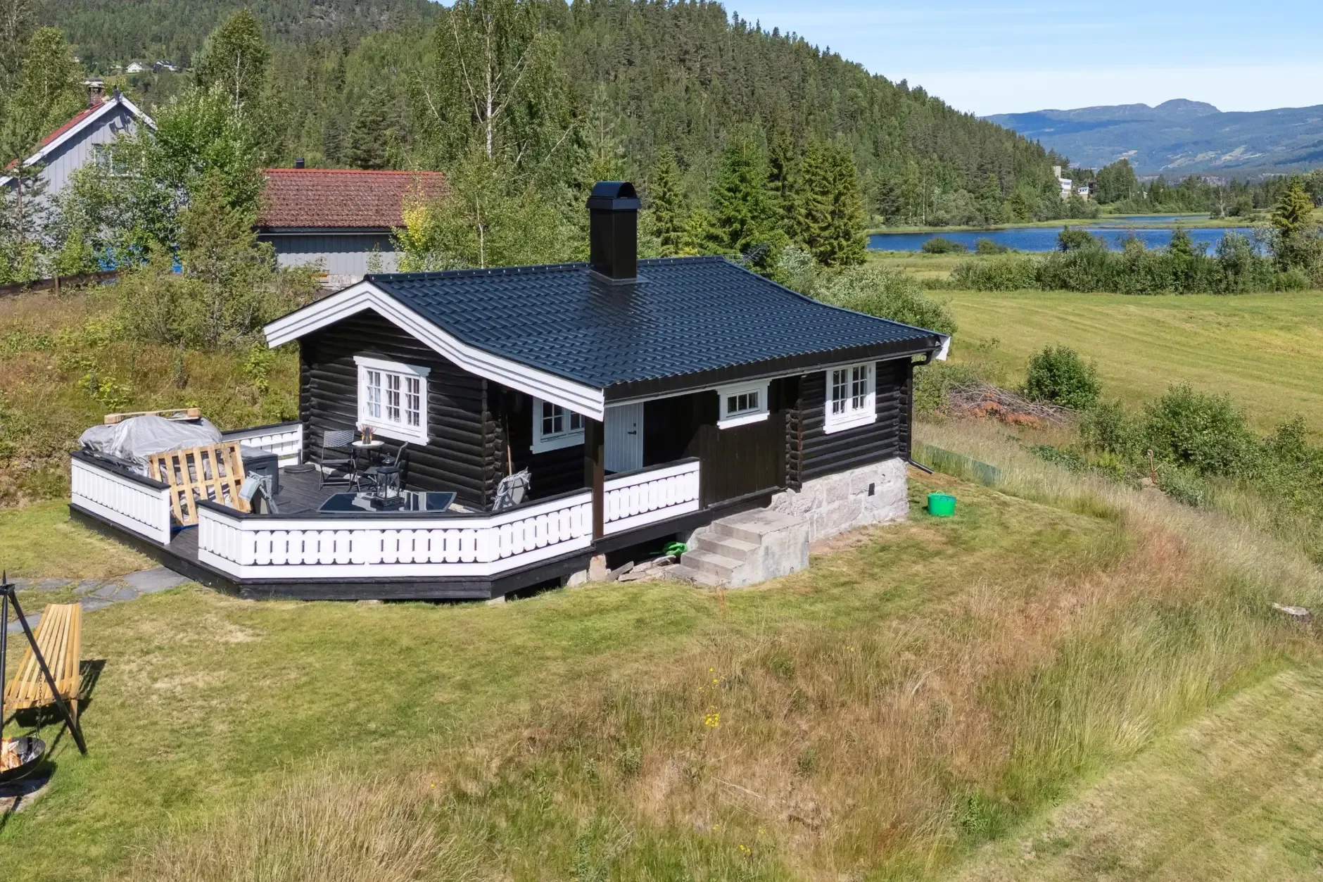 Norsk landsted fra 1940’erne ved søen med have og terrasse - Vis billede 32 af 35