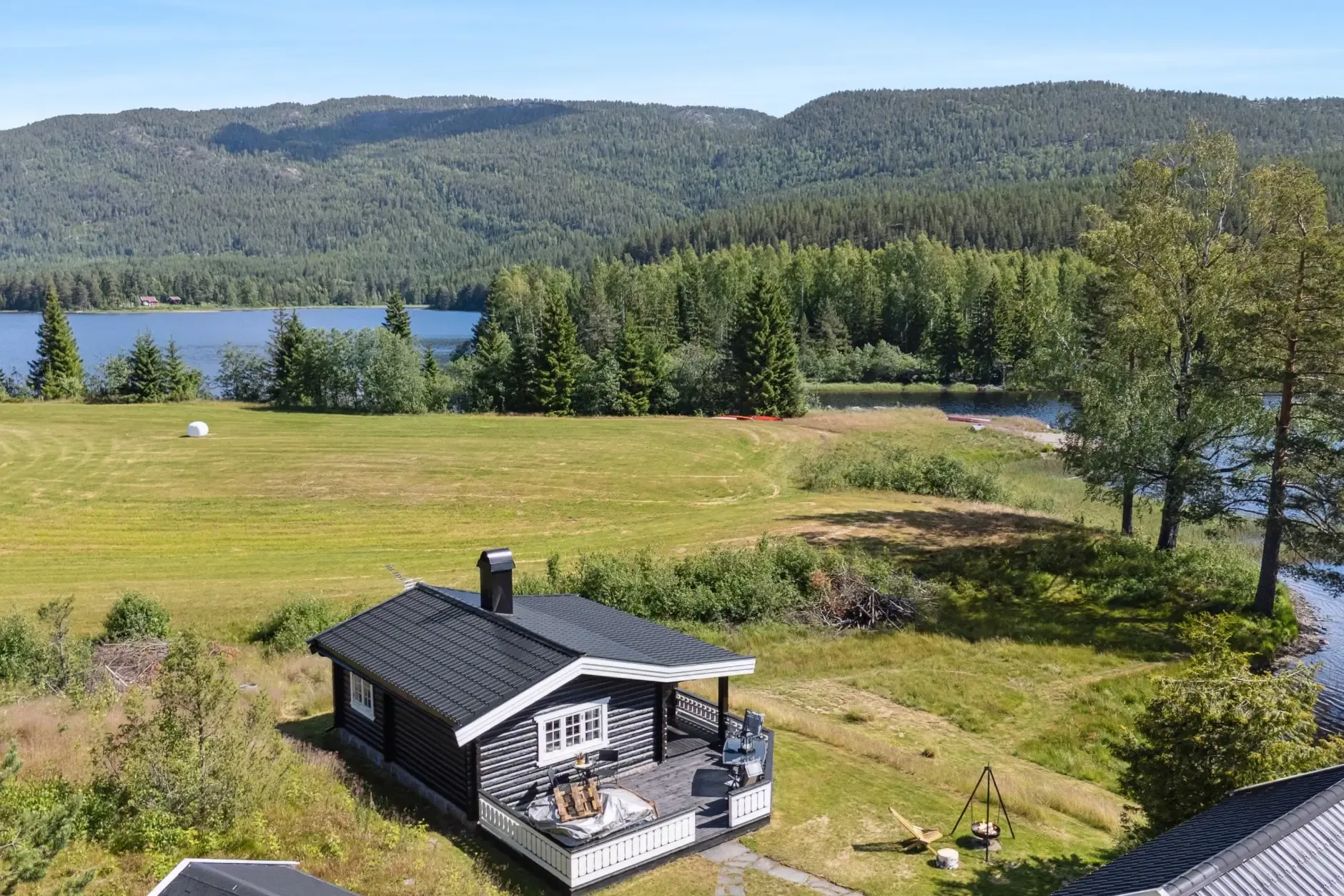 Norsk landsted fra 1940’erne ved søen med have og terrasse - Vis billede 33 af 35