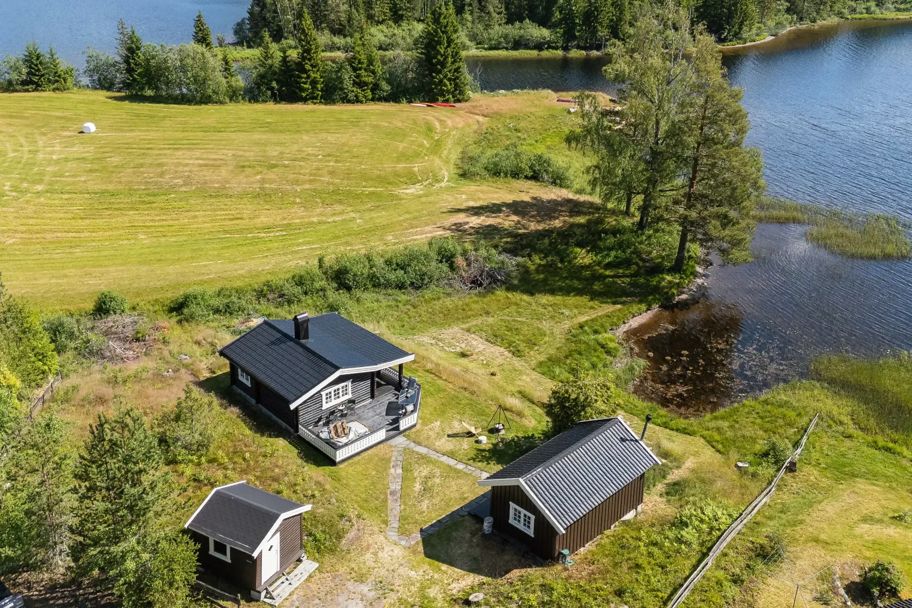 Norsk landsted fra 1940’erne ved søen med have og terrasse - Vis billede 34 af 35