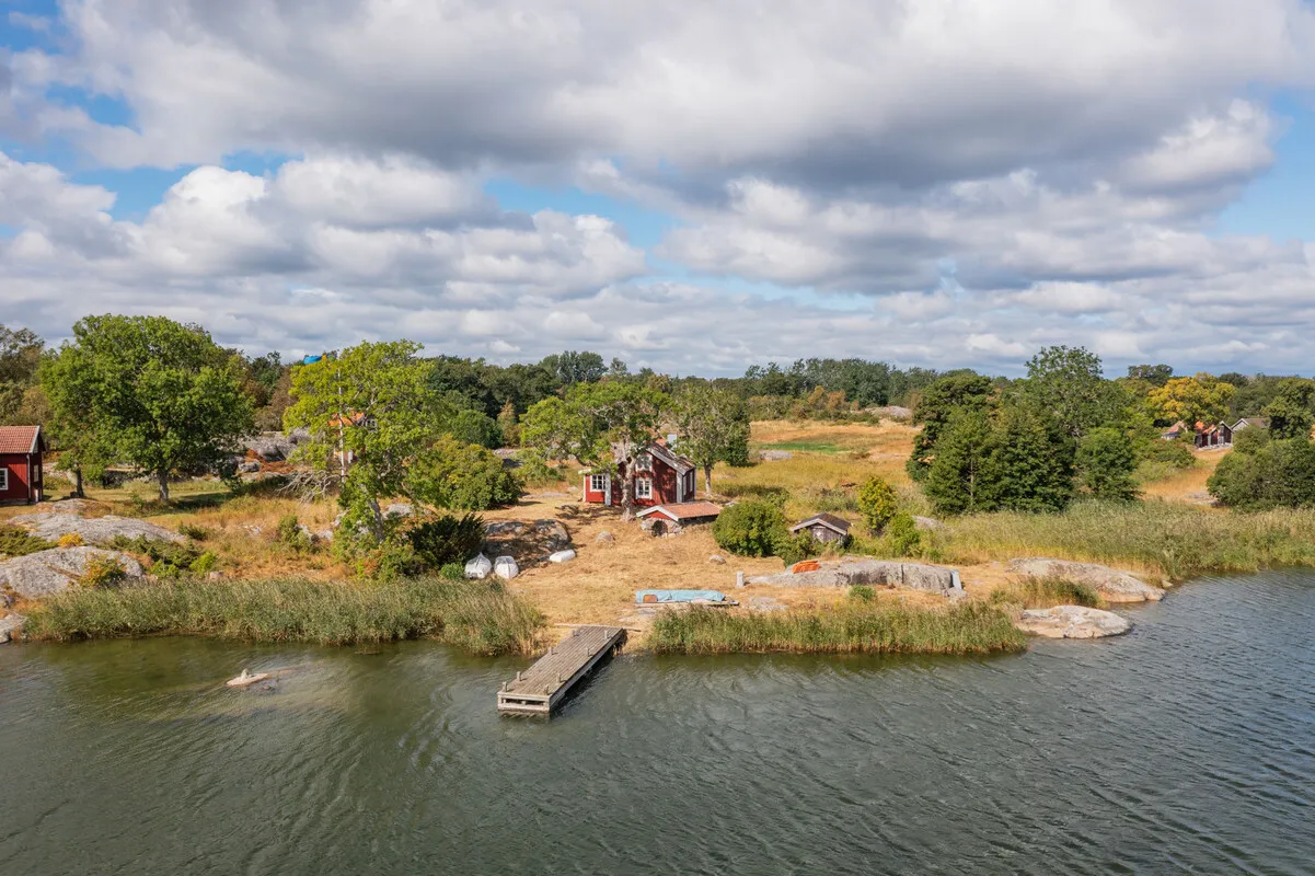 1840s Swedish Country House with Expansive Gardens in Gräddö - Image 2