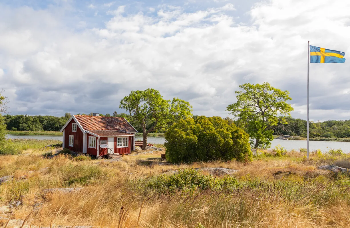 1840s Swedish Country House with Expansive Gardens in Gräddö - Image 1