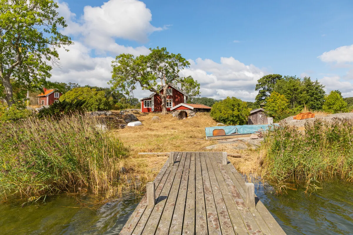 1840s Swedish Country House with Expansive Gardens in Gräddö - Image 4