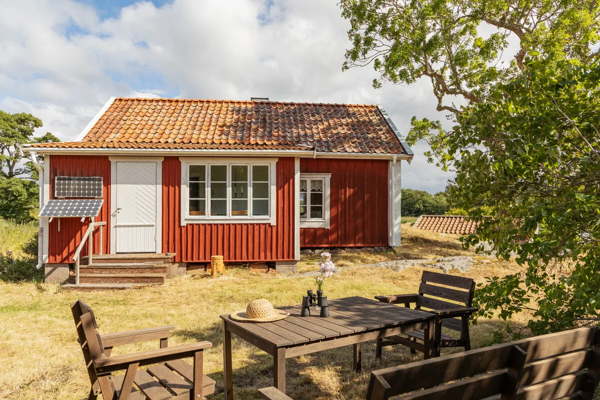 1840s Swedish Country House with Expansive Gardens in Gräddö - Image 5