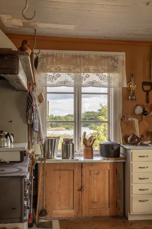 1840s Swedish Country House with Expansive Gardens in Gräddö - View image 8 of 31