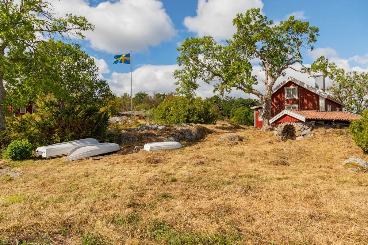 1840s Swedish Country House with Expansive Gardens in Gräddö - View image 16 of 31