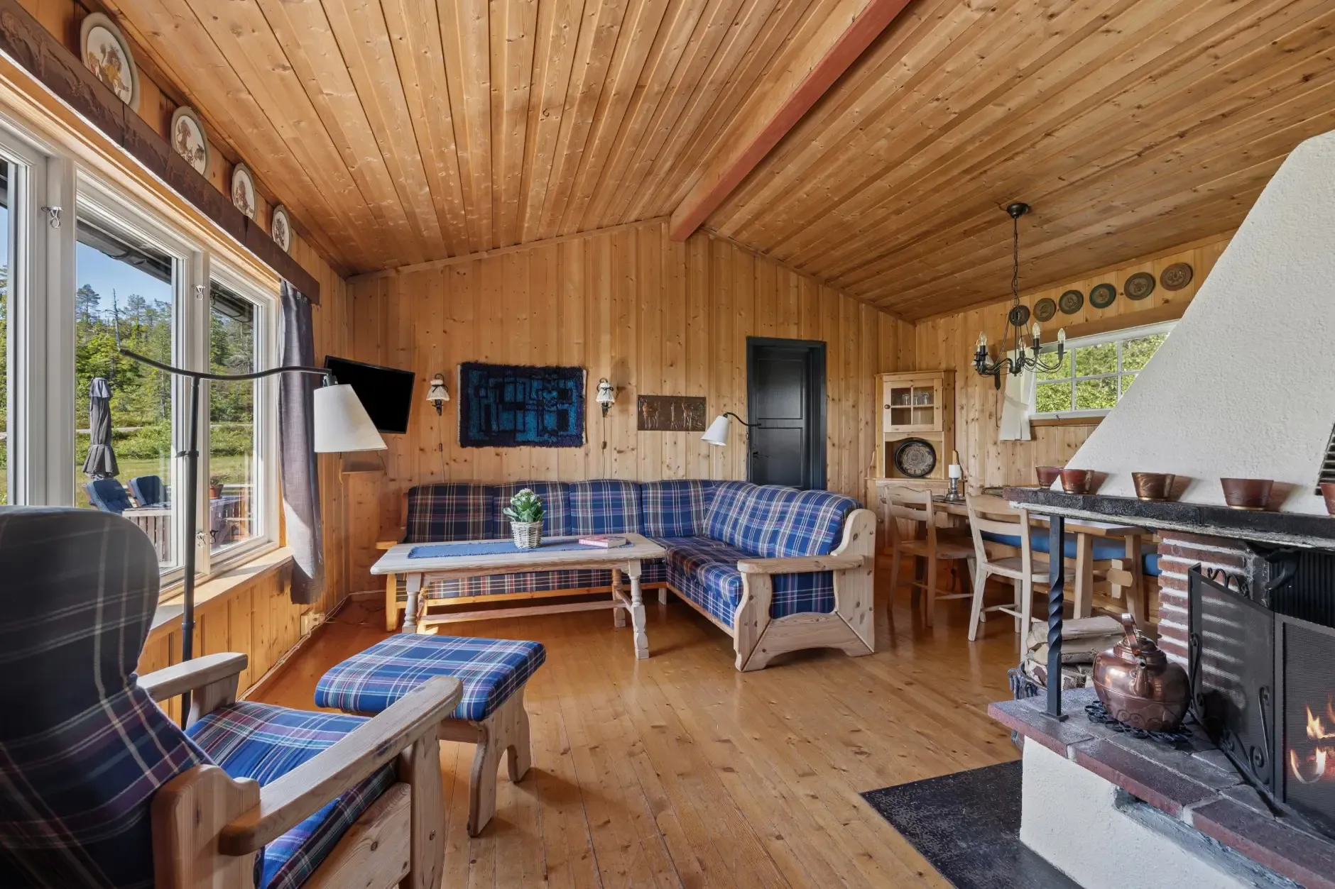 1960s Cabin in Blefjell: 3 Bedrooms, Expansive Terrace, Ski Access - Image 5