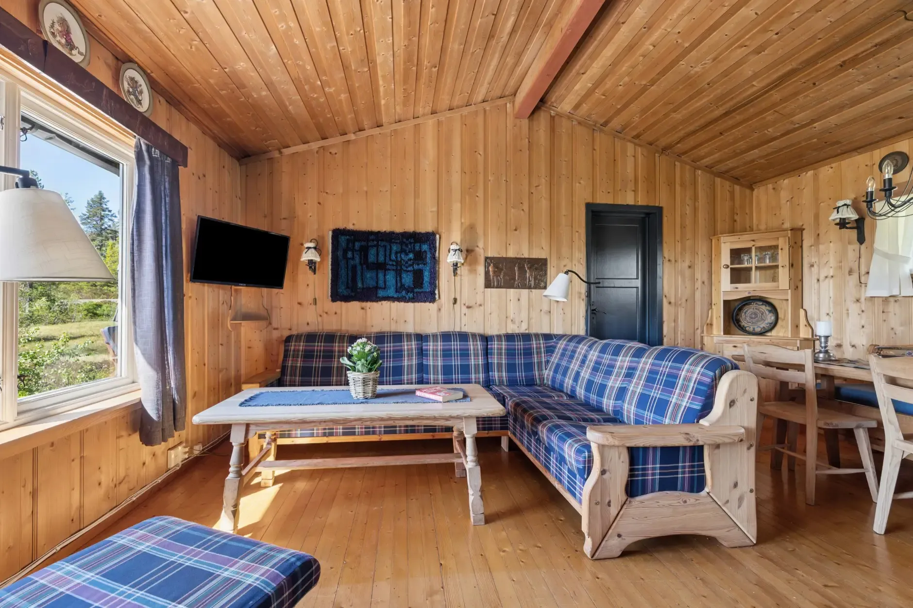 1960s Cabin in Blefjell: 3 Bedrooms, Expansive Terrace, Ski Access - View image 6 of 27