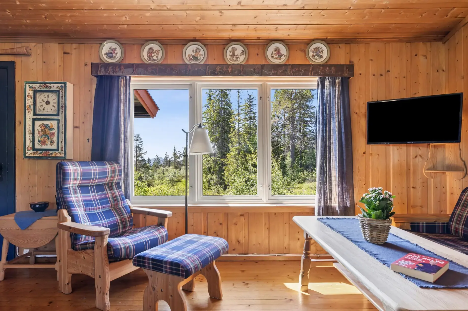 1960s Cabin in Blefjell: 3 Bedrooms, Expansive Terrace, Ski Access - View image 7 of 27