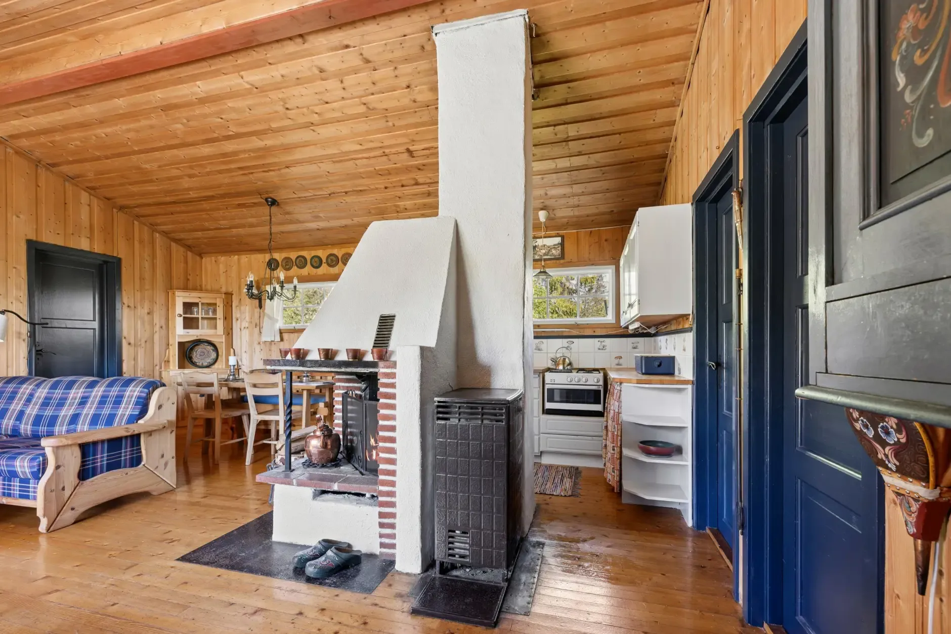 1960s Cabin in Blefjell: 3 Bedrooms, Expansive Terrace, Ski Access - View image 11 of 27