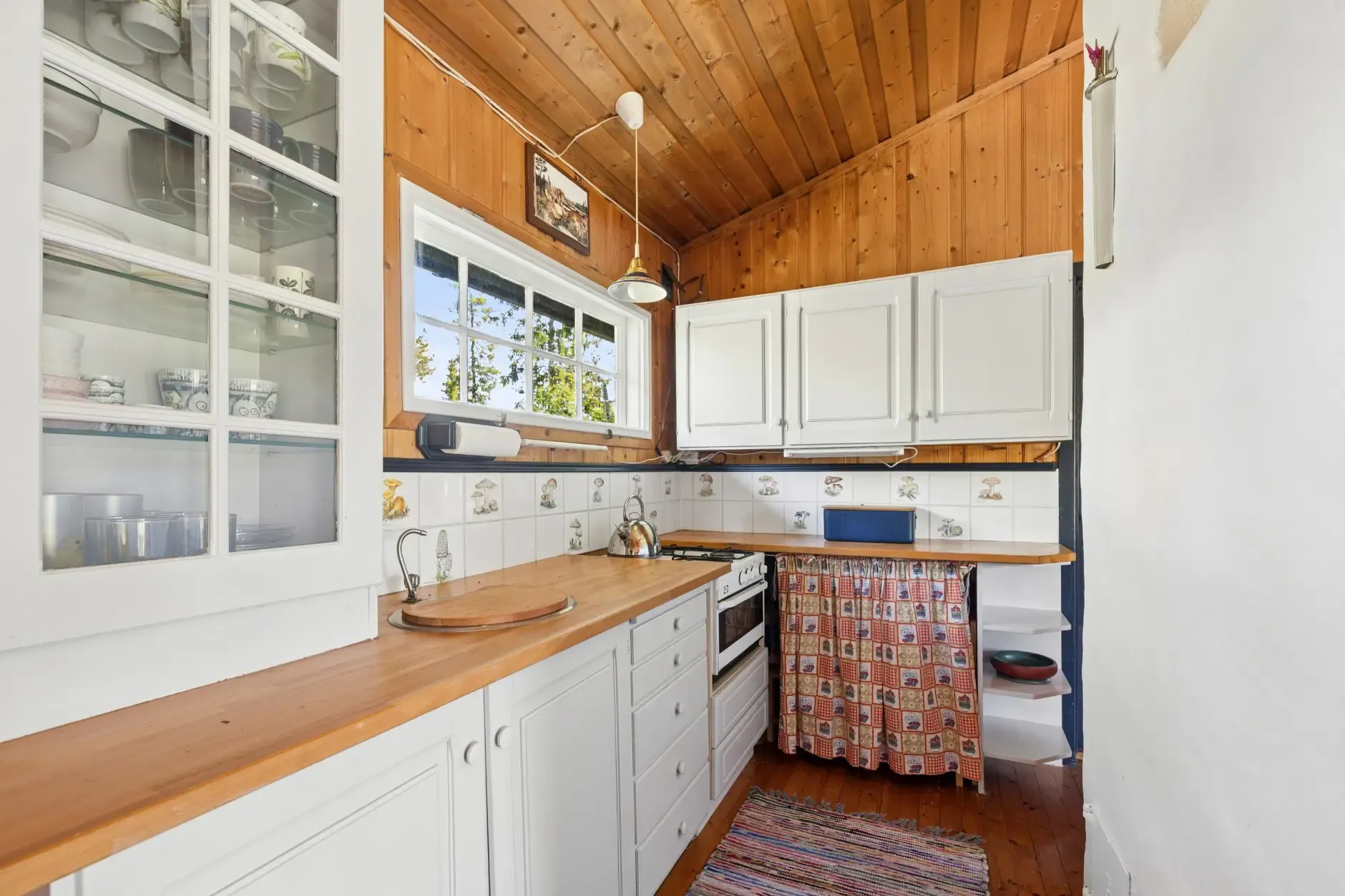 1960s Cabin in Blefjell: 3 Bedrooms, Expansive Terrace, Ski Access - View image 15 of 27