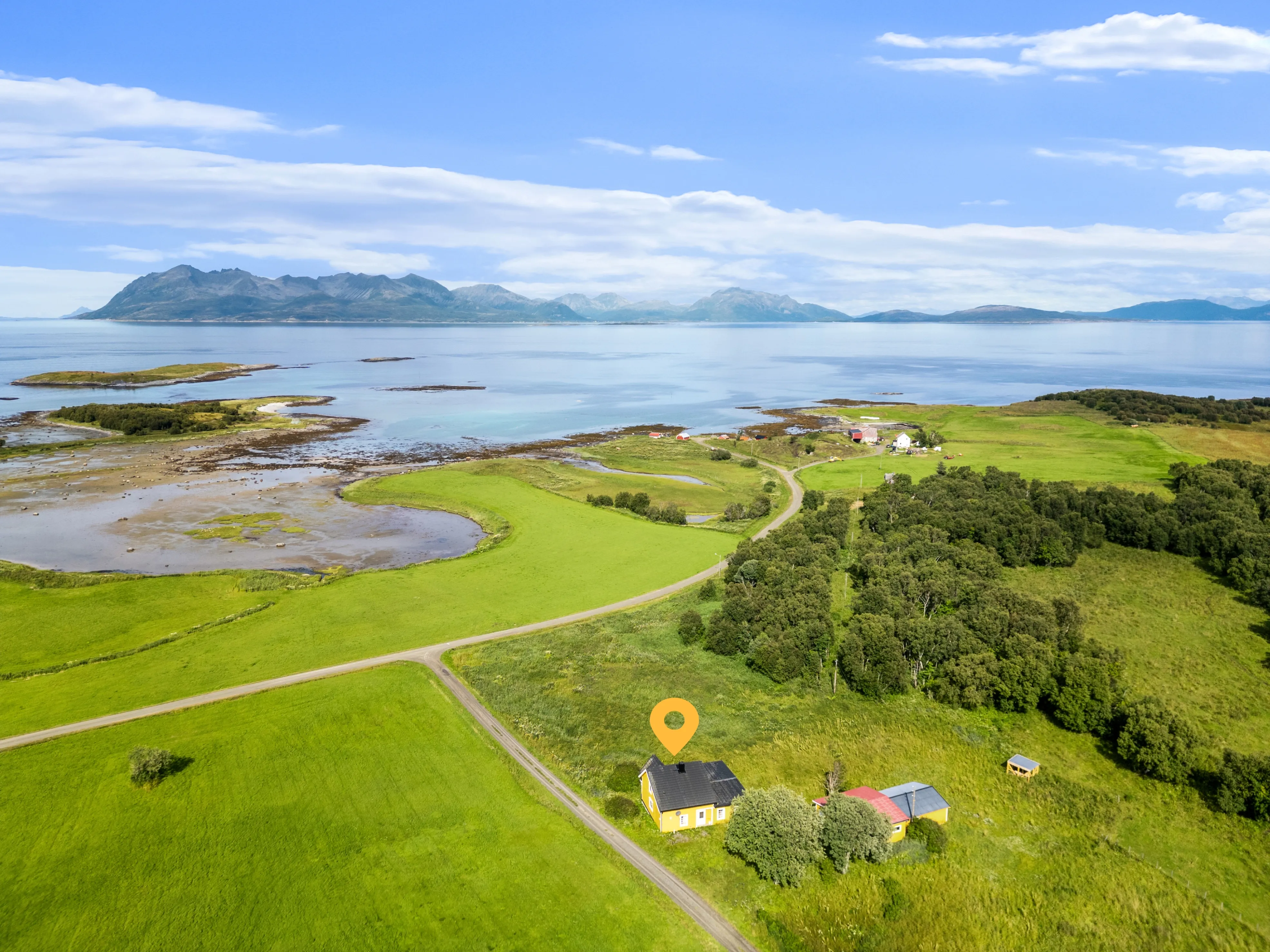 Hus fra 1920’erne med store haver på øen Sandsøy, Norge - Image 2