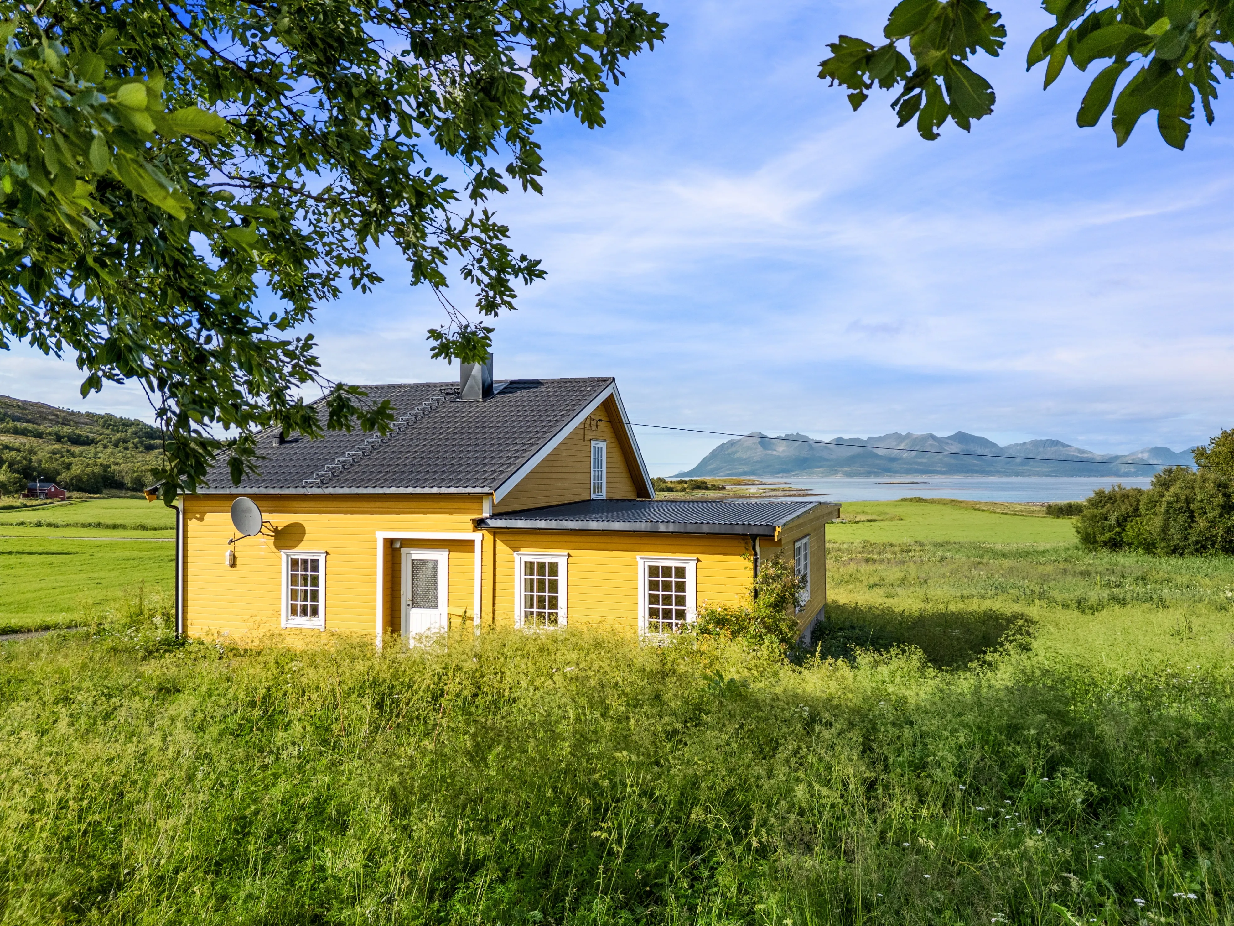 Hus fra 1920’erne med store haver på øen Sandsøy, Norge - Image 1