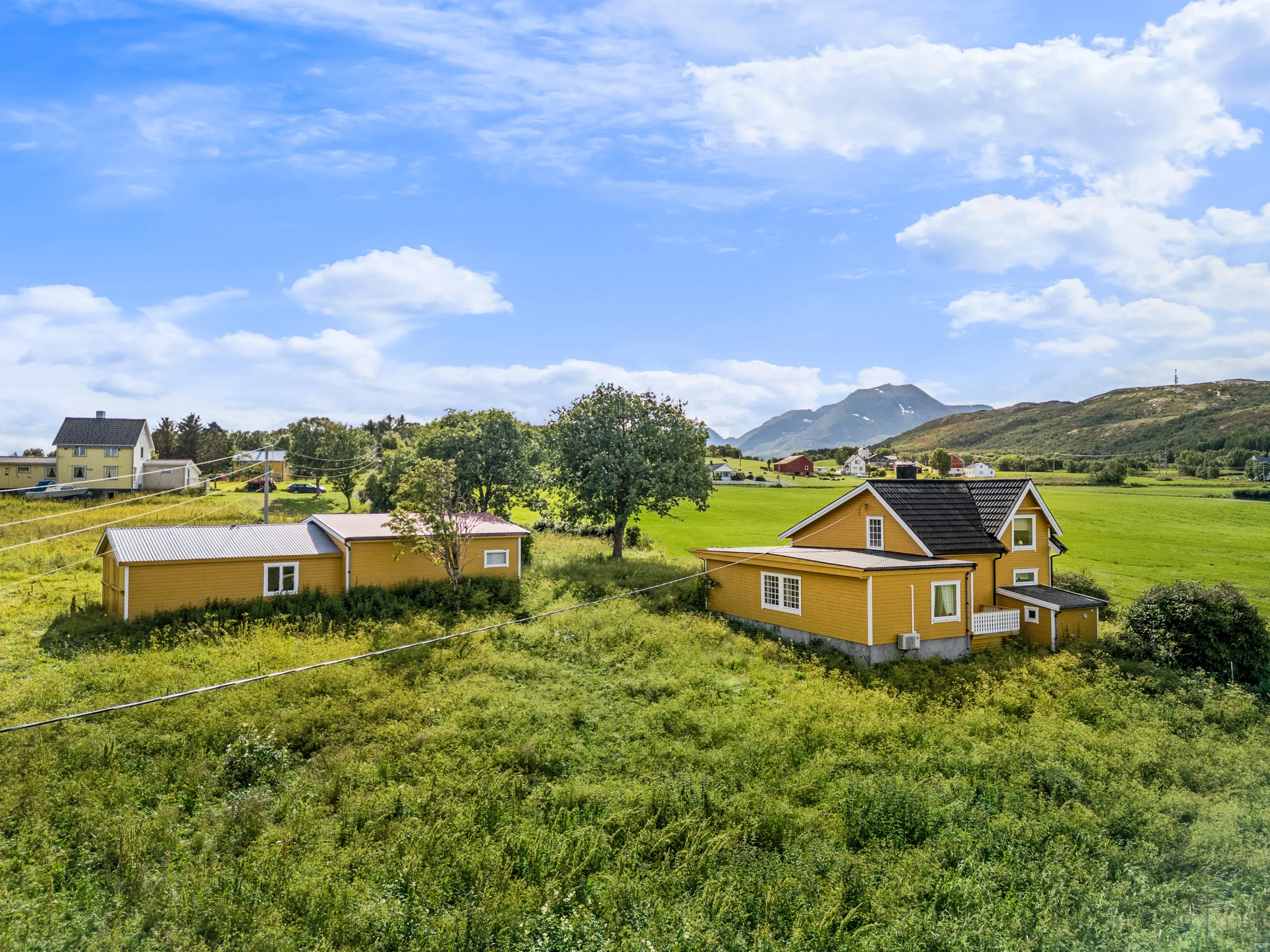 Hus fra 1920’erne med store haver på øen Sandsøy, Norge - Image 3