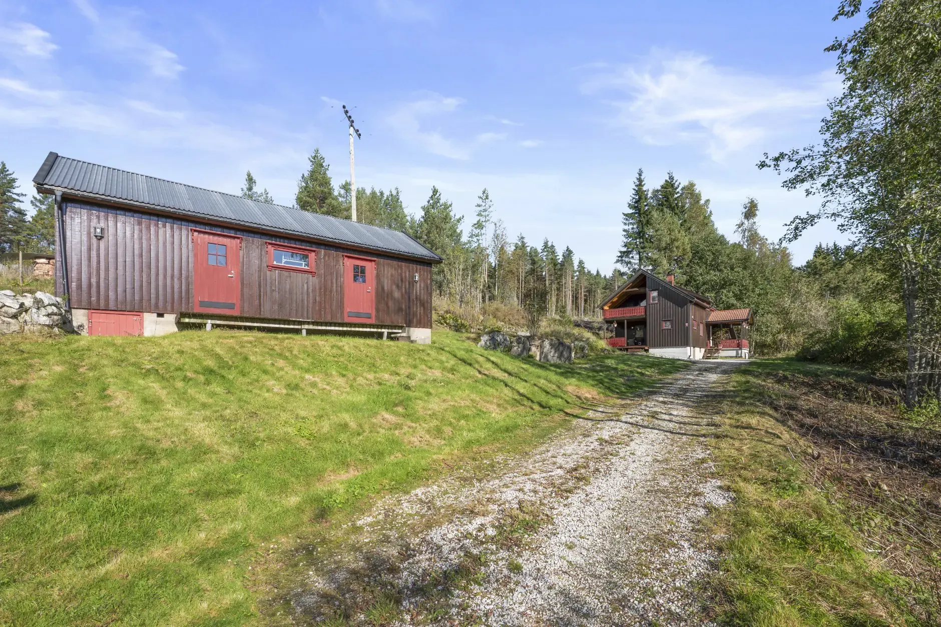1950s Hemnes House with Garden and Terraces, Ideal for Families - Image 2