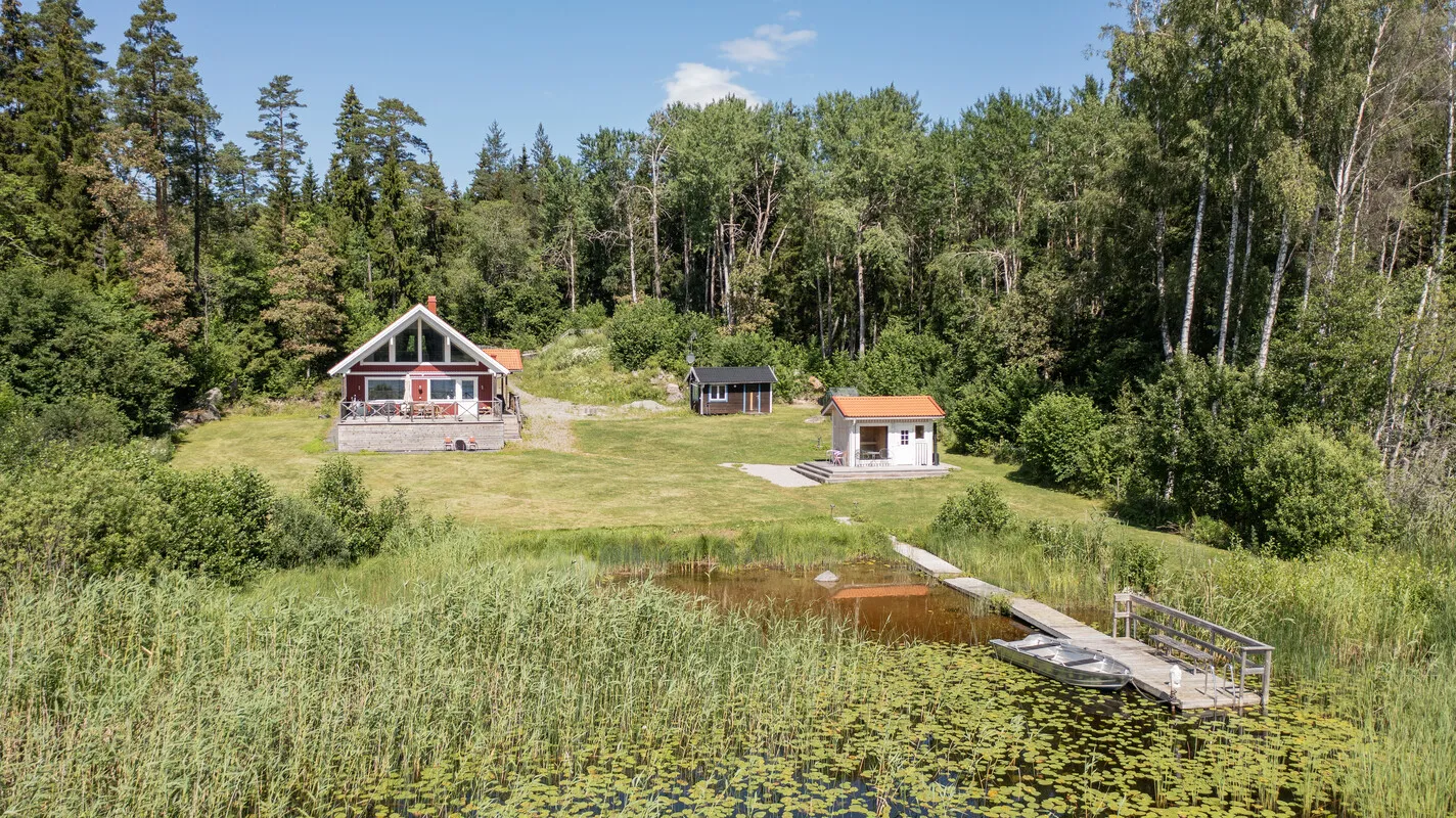 Moderni ruotsalainen maalaistalo, jossa on laaja puutarha, Edsbrossa - Image 2