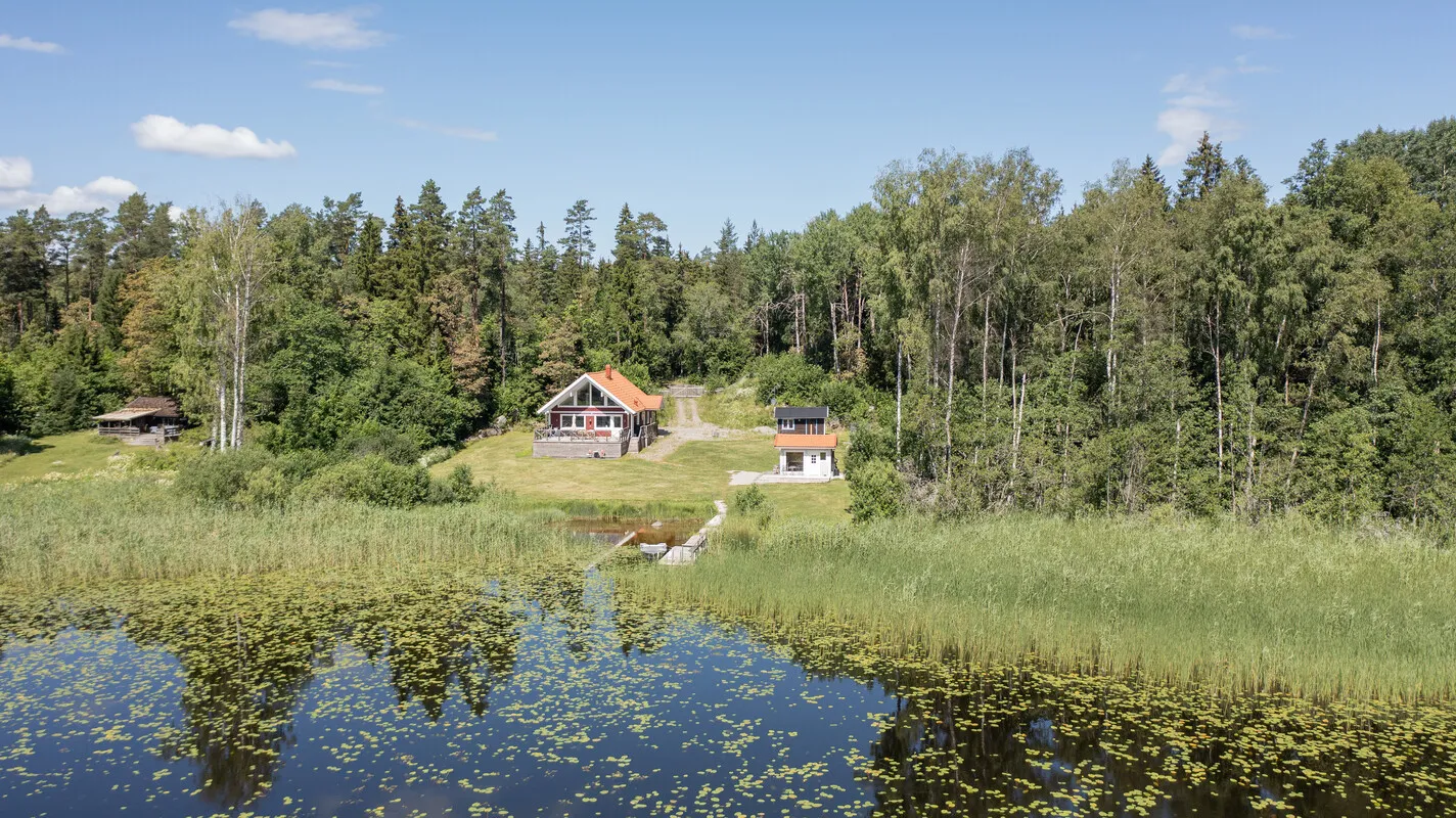 Moderni ruotsalainen maalaistalo, jossa on laaja puutarha, Edsbrossa - Image 3