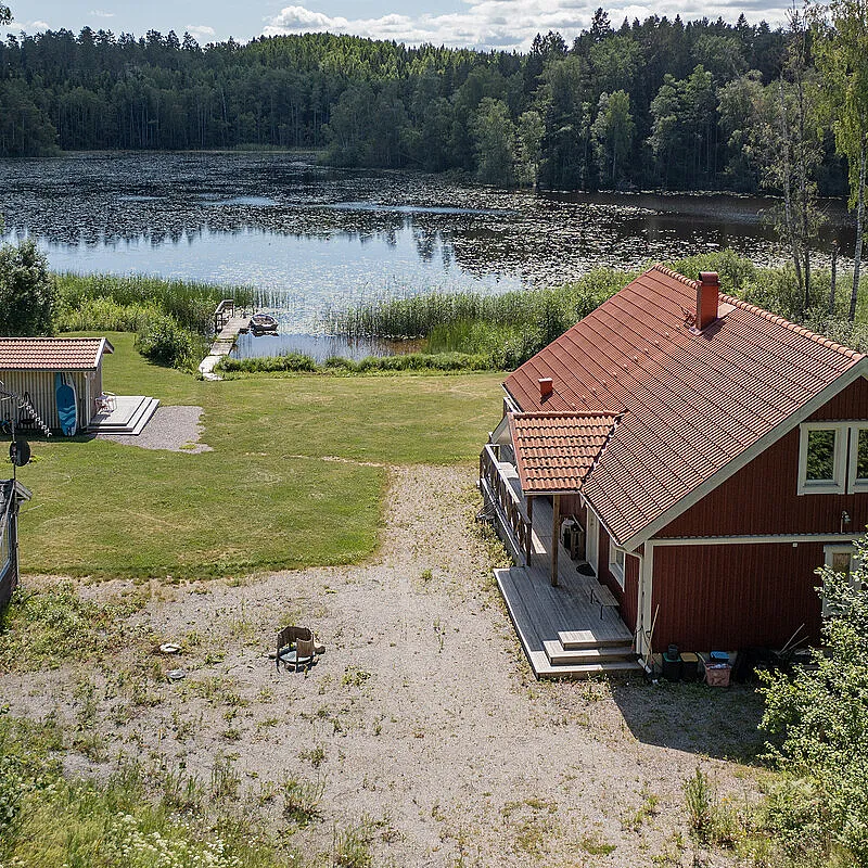 Moderni ruotsalainen maalaistalo, jossa on laaja puutarha, Edsbrossa