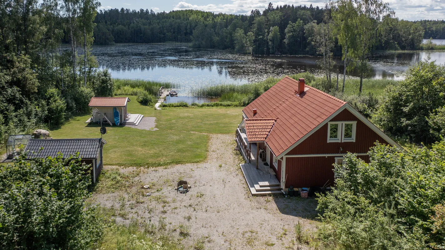 Moderni ruotsalainen maalaistalo, jossa on laaja puutarha, Edsbrossa - Image 1