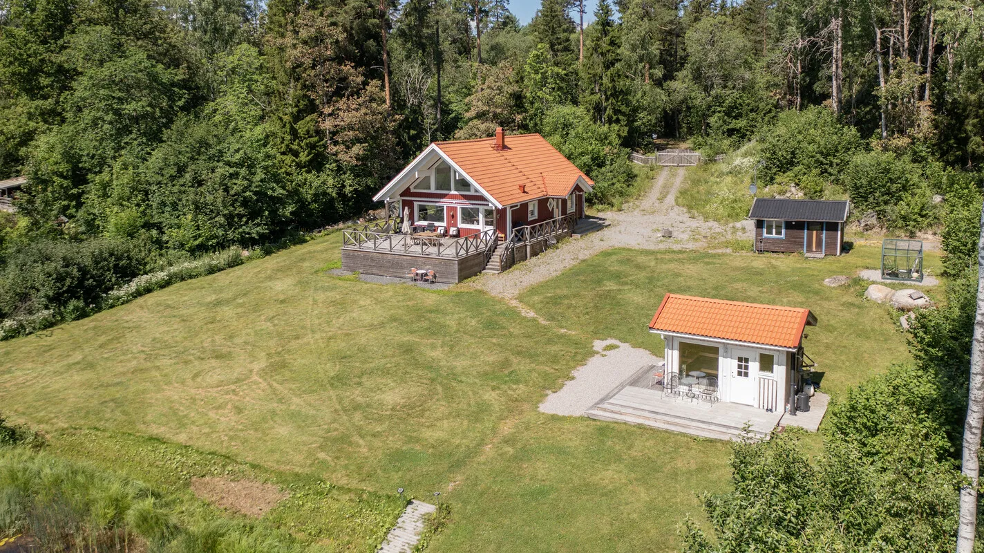 Moderni ruotsalainen maalaistalo, jossa on laaja puutarha, Edsbrossa - Image 4