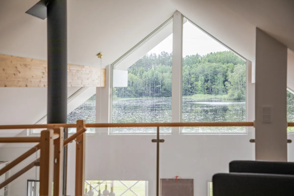 Moderni ruotsalainen maalaistalo, jossa on laaja puutarha, Edsbrossa - Näytä kuva 17 / 30
