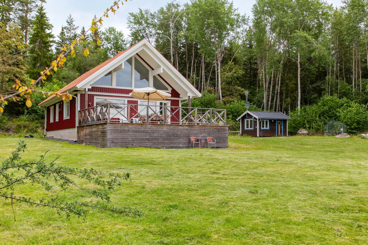 Moderni ruotsalainen maalaistalo, jossa on laaja puutarha, Edsbrossa - Näytä kuva 20 / 30