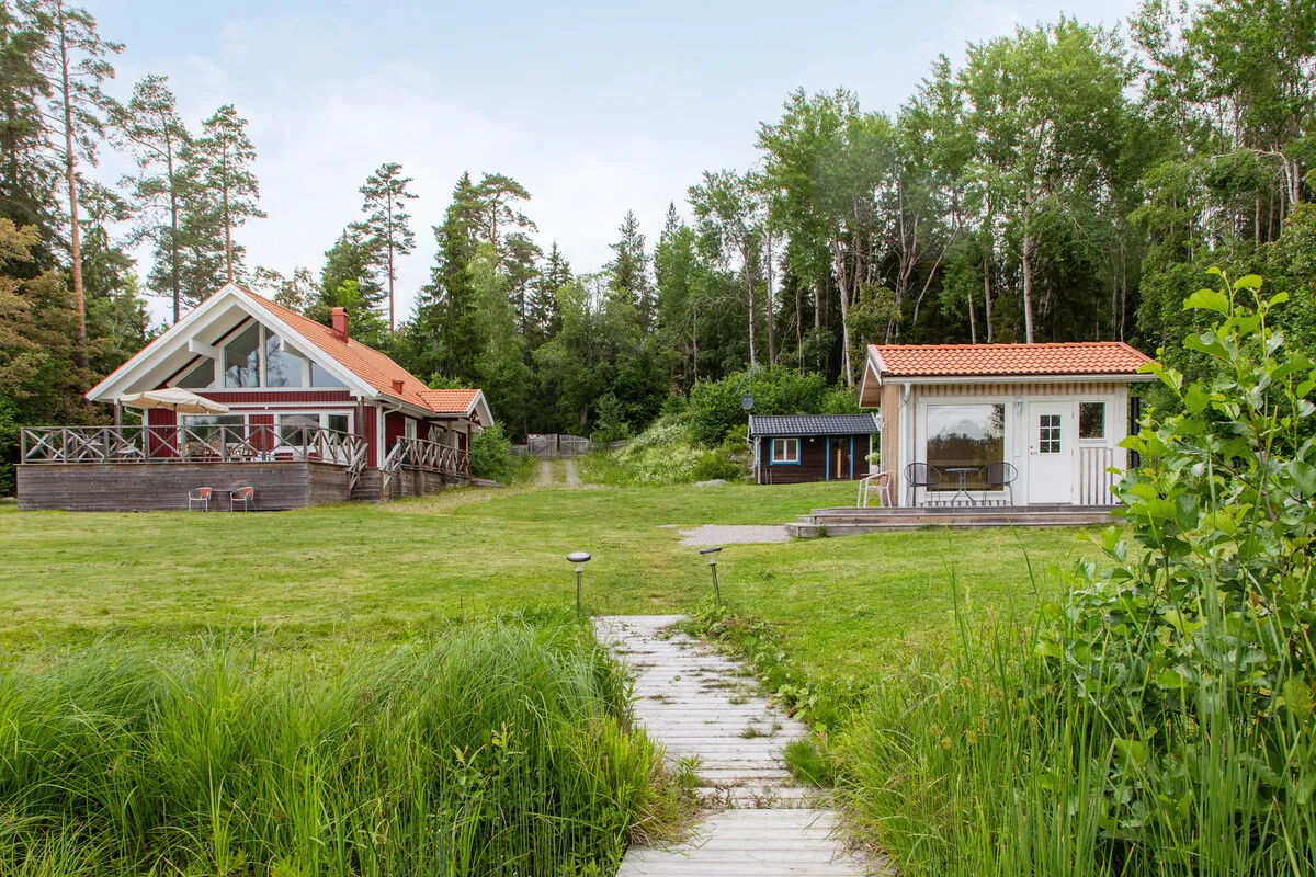 Moderni ruotsalainen maalaistalo, jossa on laaja puutarha, Edsbrossa - Näytä kuva 21 / 30