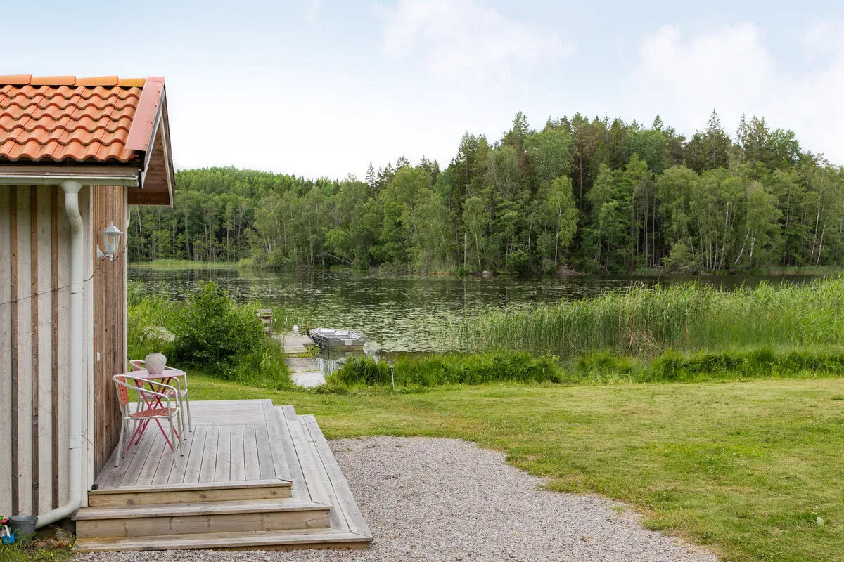 Moderni ruotsalainen maalaistalo, jossa on laaja puutarha, Edsbrossa - Näytä kuva 22 / 30