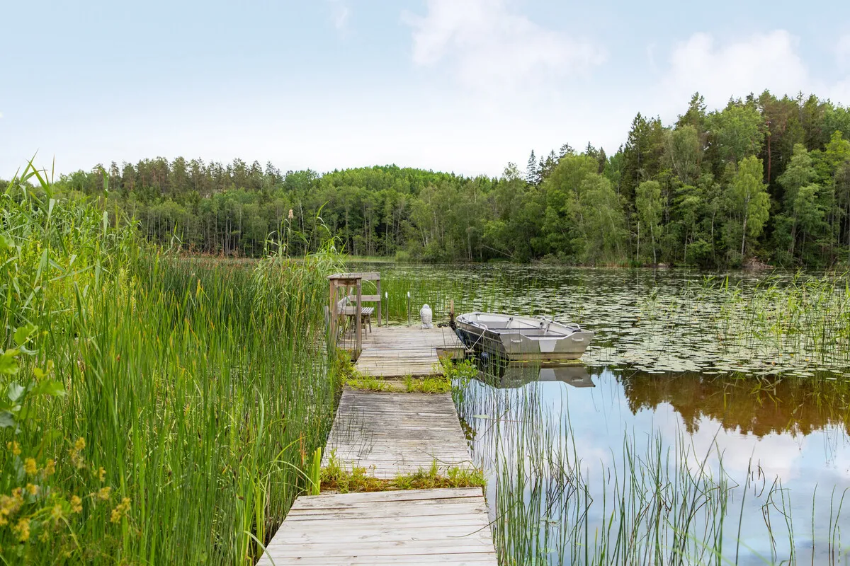 Moderni ruotsalainen maalaistalo, jossa on laaja puutarha, Edsbrossa - Näytä kuva 24 / 30