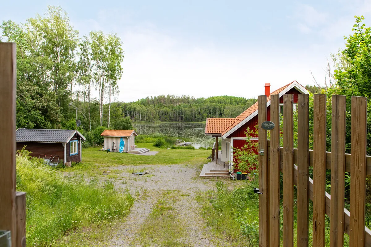 Moderni ruotsalainen maalaistalo, jossa on laaja puutarha, Edsbrossa - Näytä kuva 26 / 30