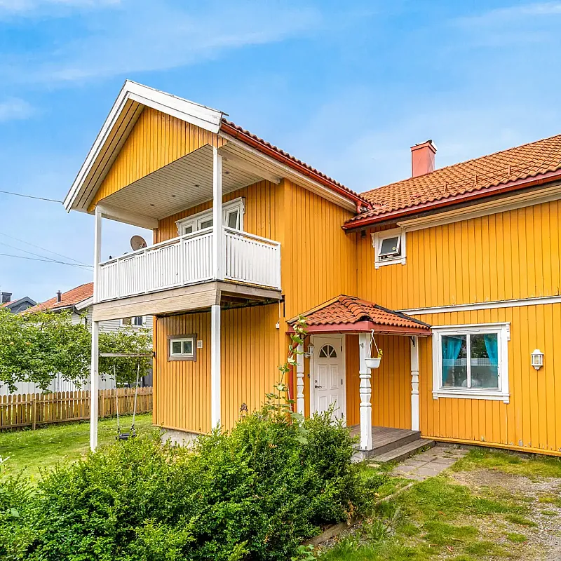 Historiallinen talo vuodelta 1906 Sarpsborgissa, jossa on korkeat katot ja puutarha