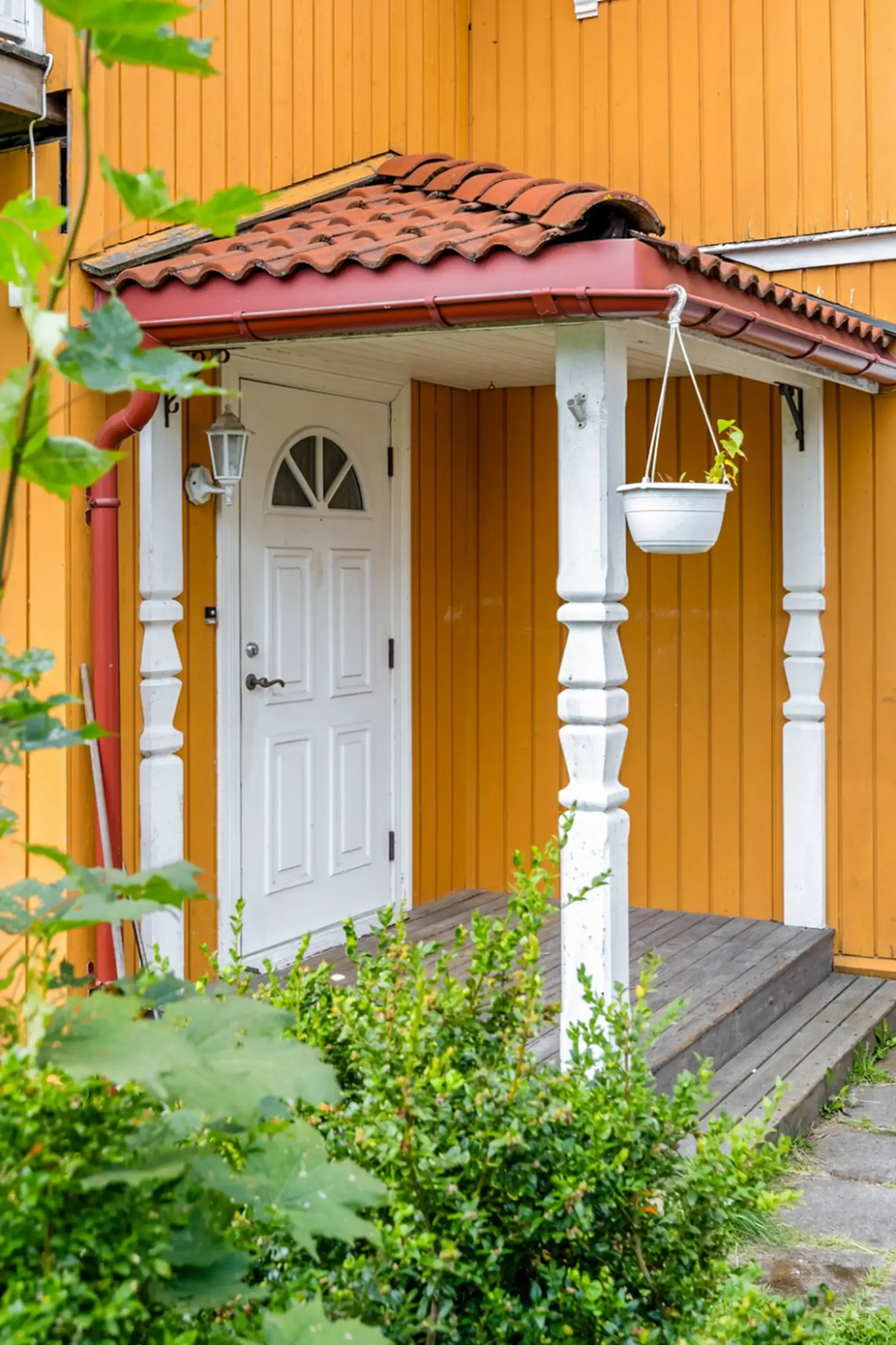 Historiallinen talo vuodelta 1906 Sarpsborgissa, jossa on korkeat katot ja puutarha - Näytä kuva 11 / 30