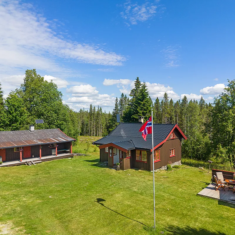1850-luvun norjalainen lomamökki, jossa on lisärakennus ja tilava terassi
