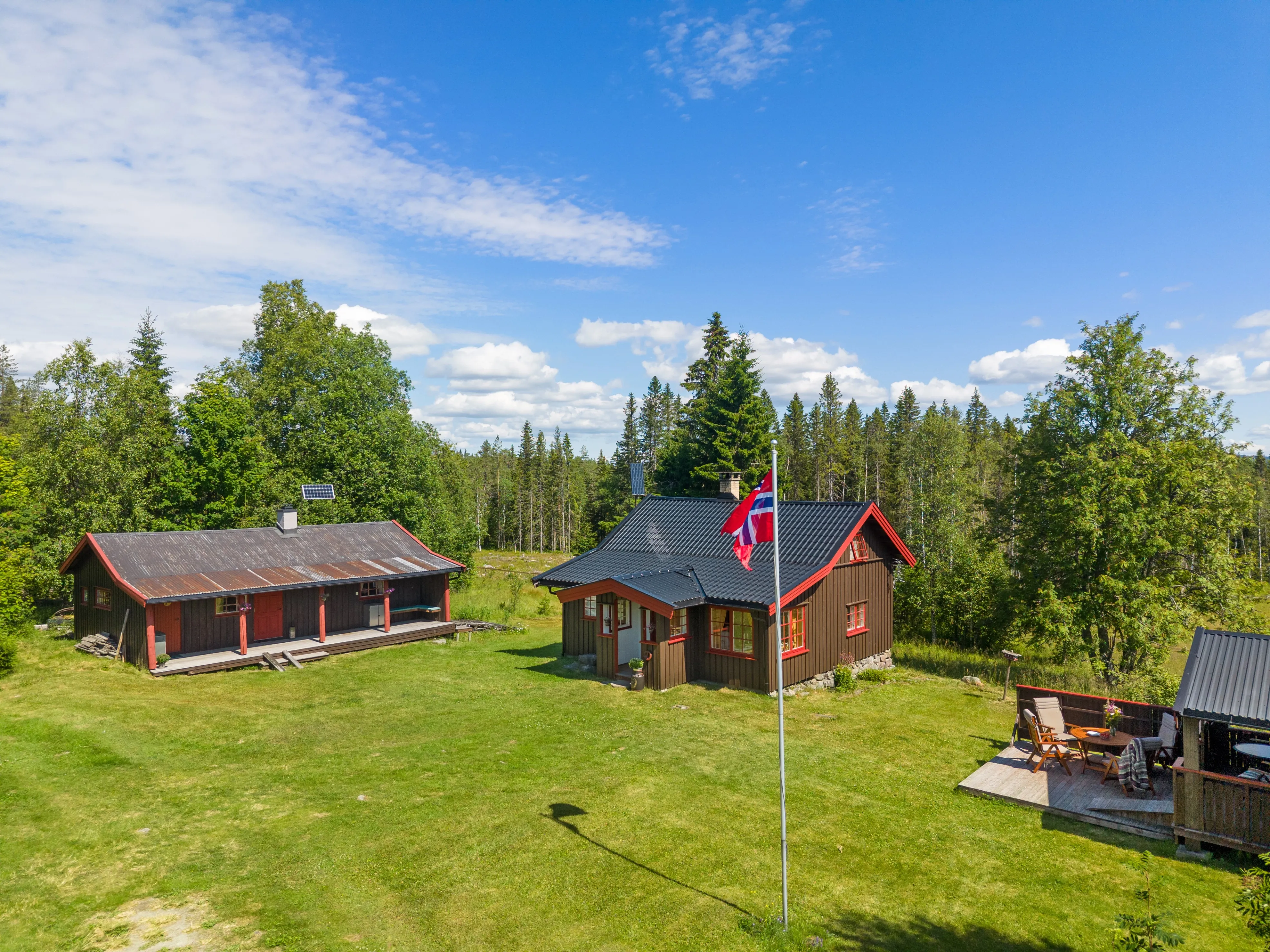 1850-luvun norjalainen lomamökki, jossa on lisärakennus ja tilava terassi - Image 1