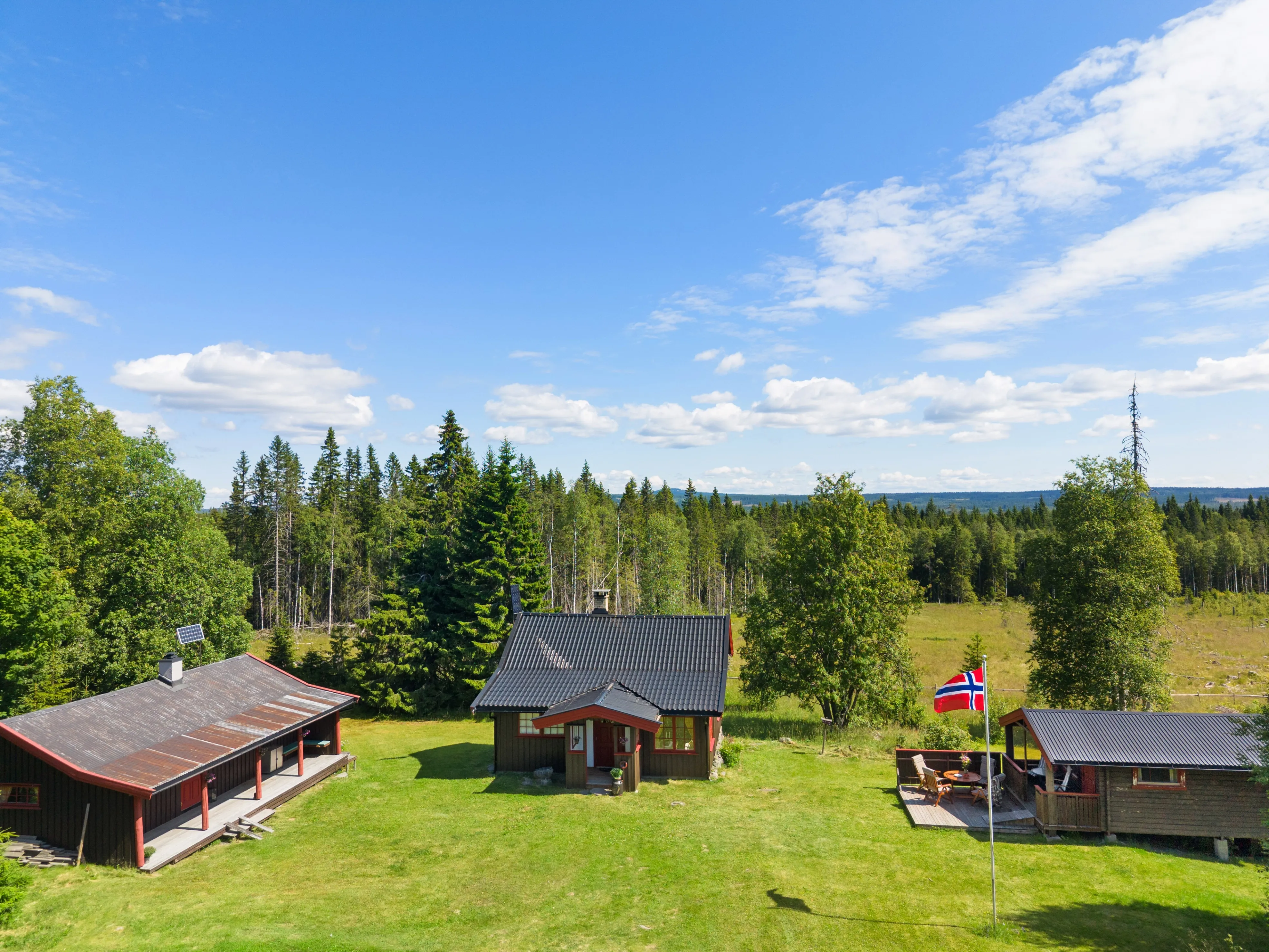 1850-luvun norjalainen lomamökki, jossa on lisärakennus ja tilava terassi - Image 2