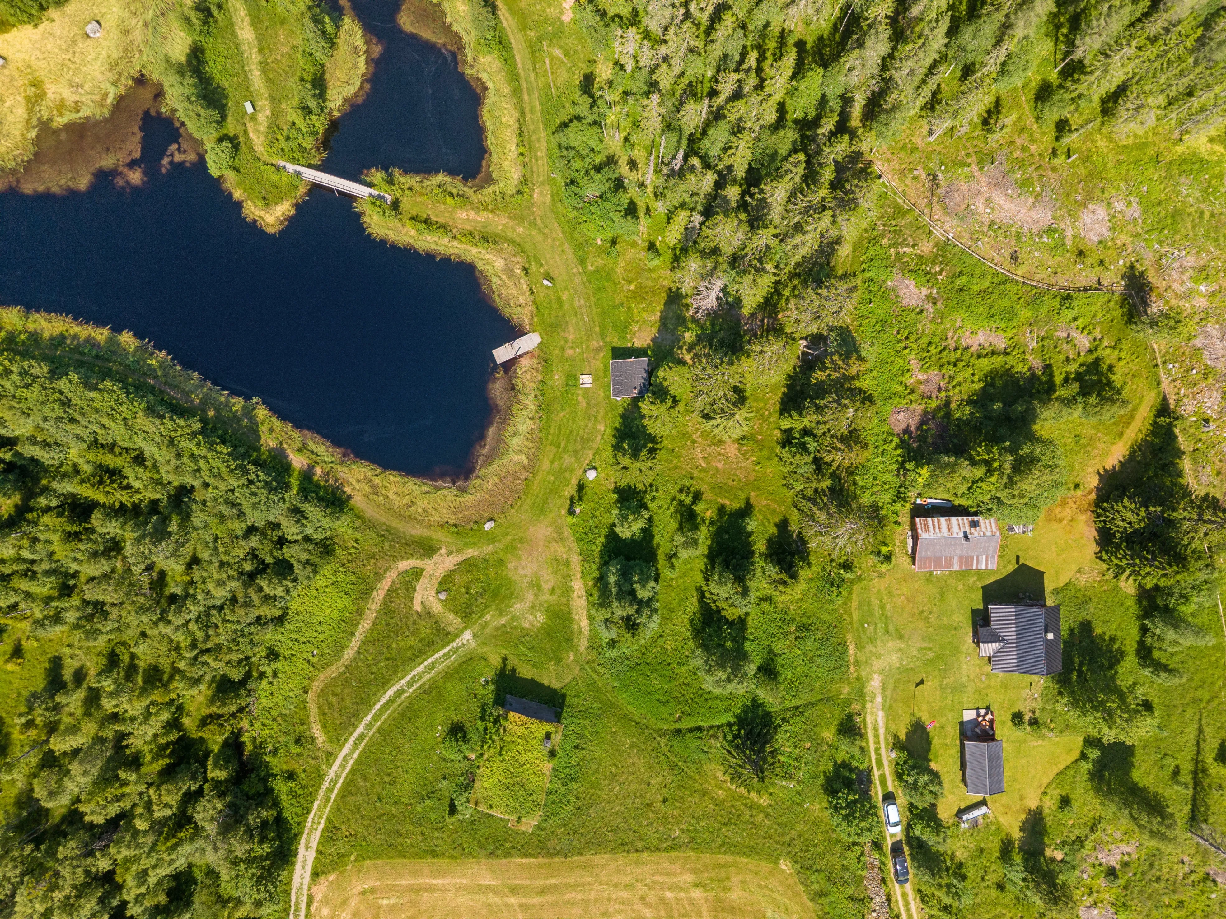 1850-luvun norjalainen lomamökki, jossa on lisärakennus ja tilava terassi - Image 3