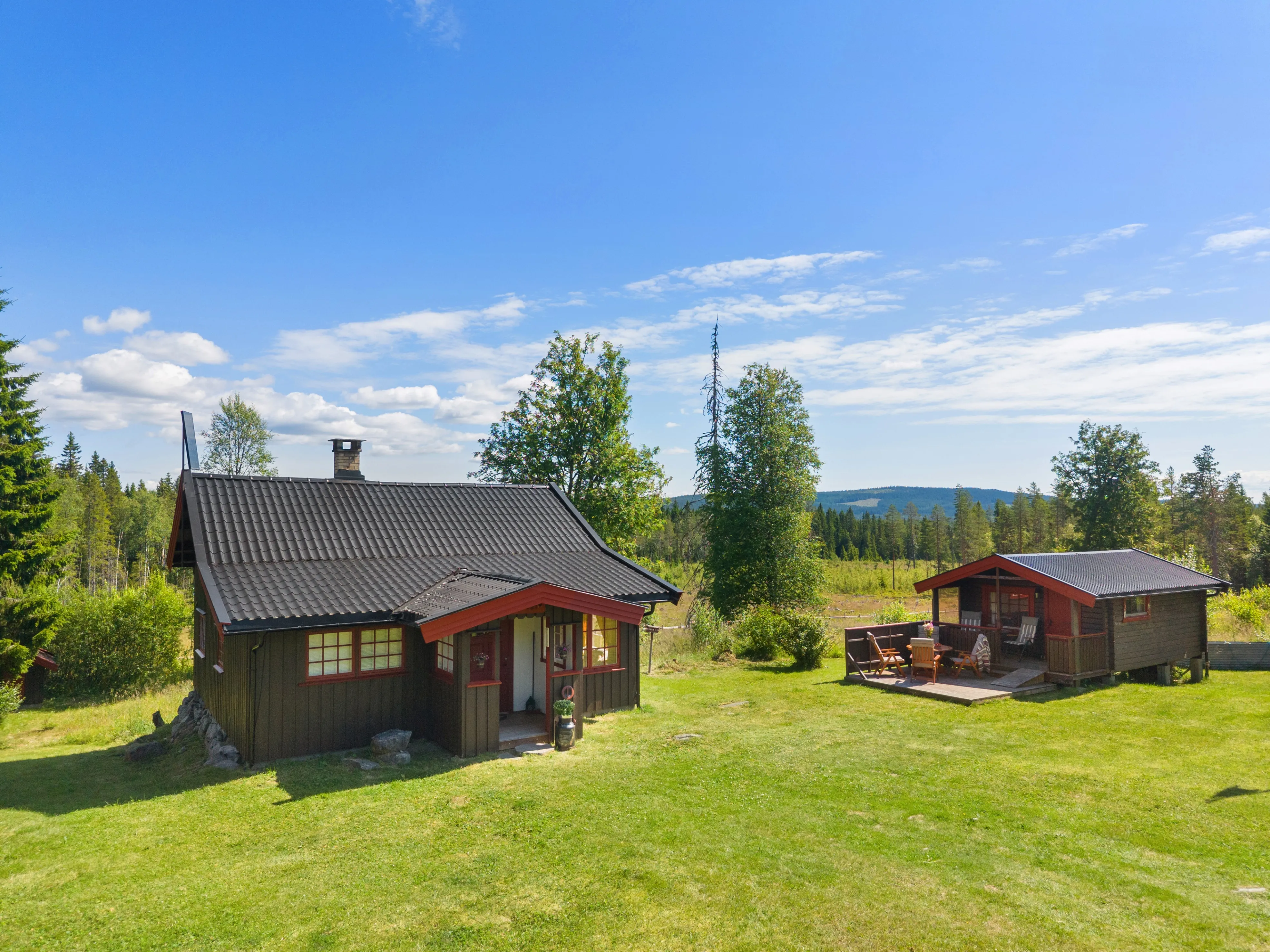 1850-luvun norjalainen lomamökki, jossa on lisärakennus ja tilava terassi - Image 4