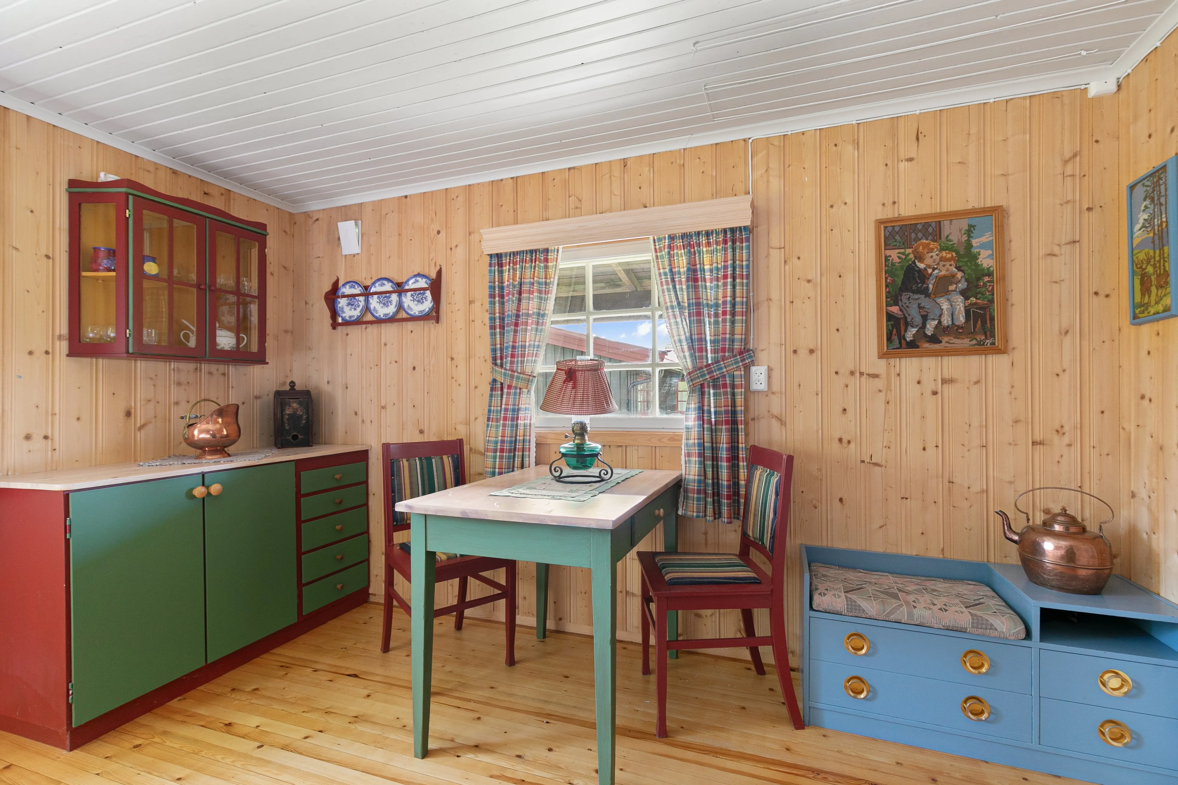 1850-luvun norjalainen lomamökki, jossa on lisärakennus ja tilava terassi - Näytä kuva 26 / 50