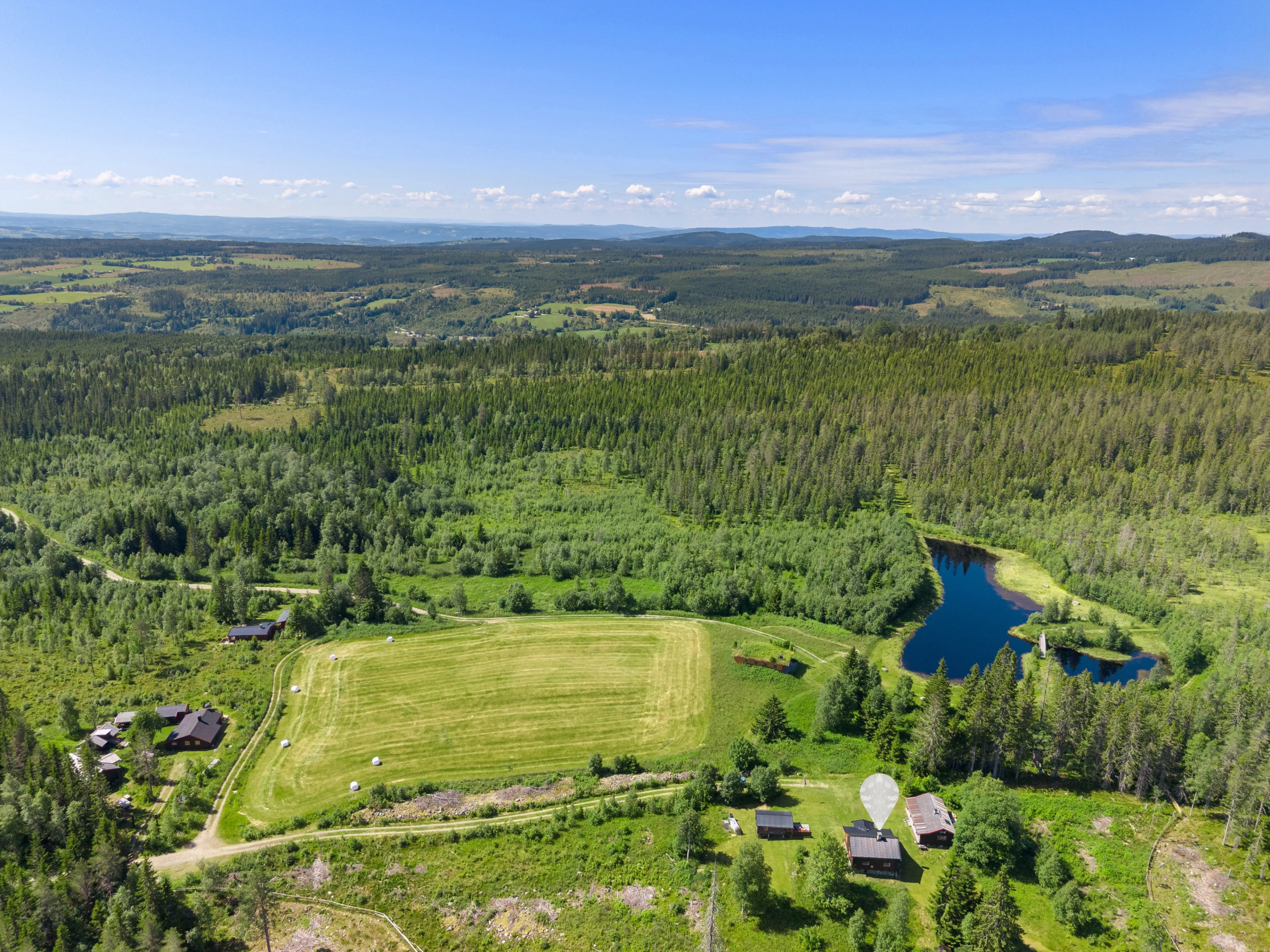 1850-luvun norjalainen lomamökki, jossa on lisärakennus ja tilava terassi - Näytä kuva 41 / 50
