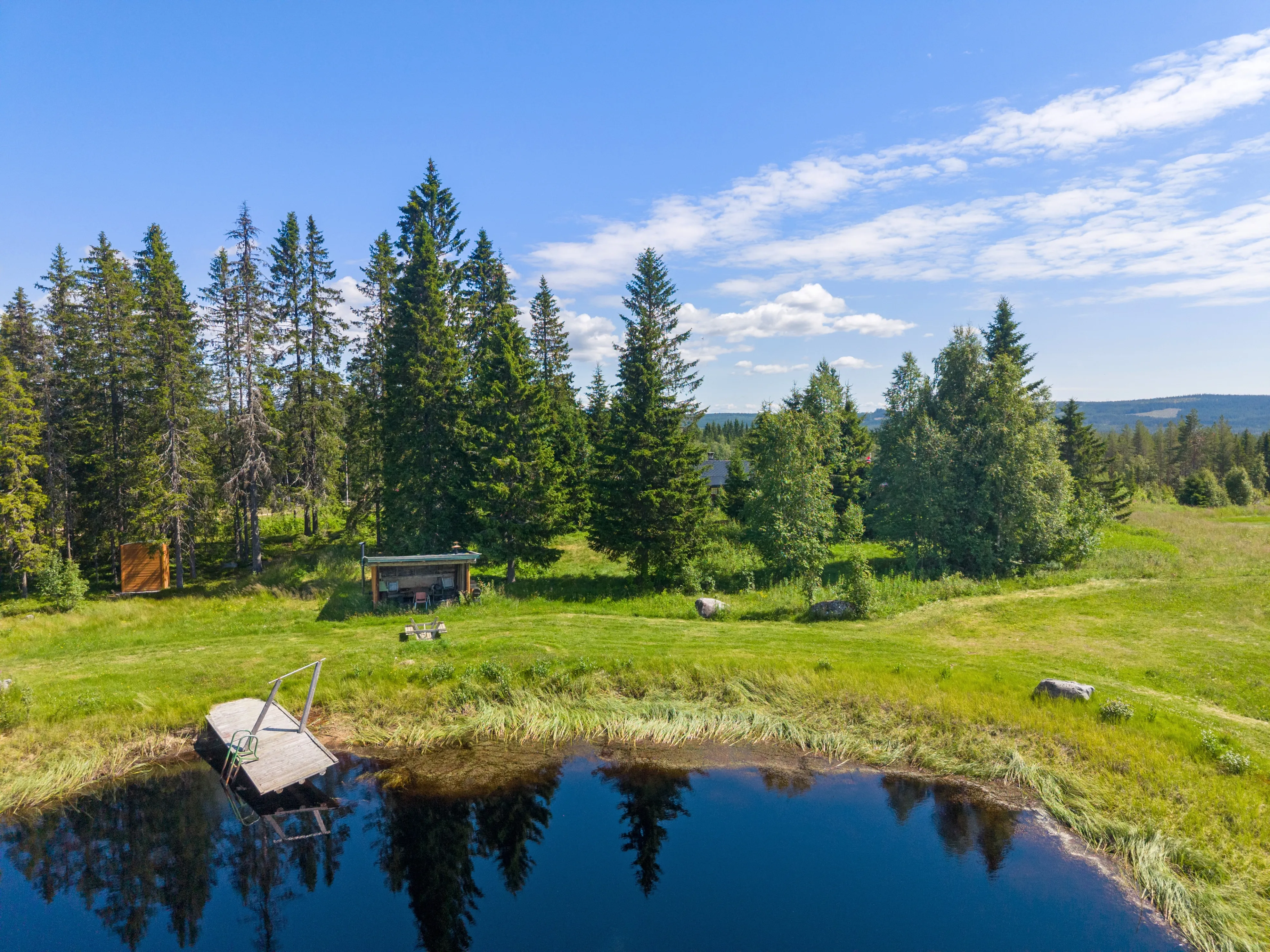 1850-luvun norjalainen lomamökki, jossa on lisärakennus ja tilava terassi - Näytä kuva 48 / 50