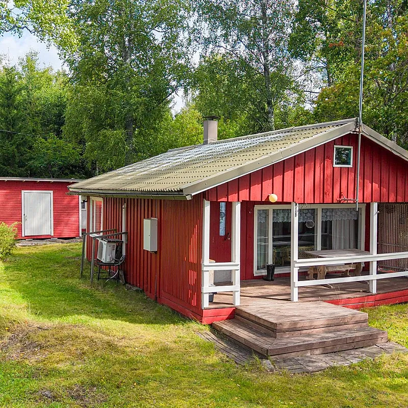 Finsk stuga från 1960-talet med trädgård och terrass nära sjöarna i Varkaus