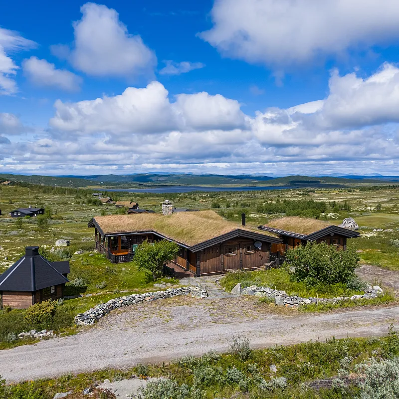 Norwegisches Landhaus aus den 1980er Jahren mit Garten und Blick auf die Alpen