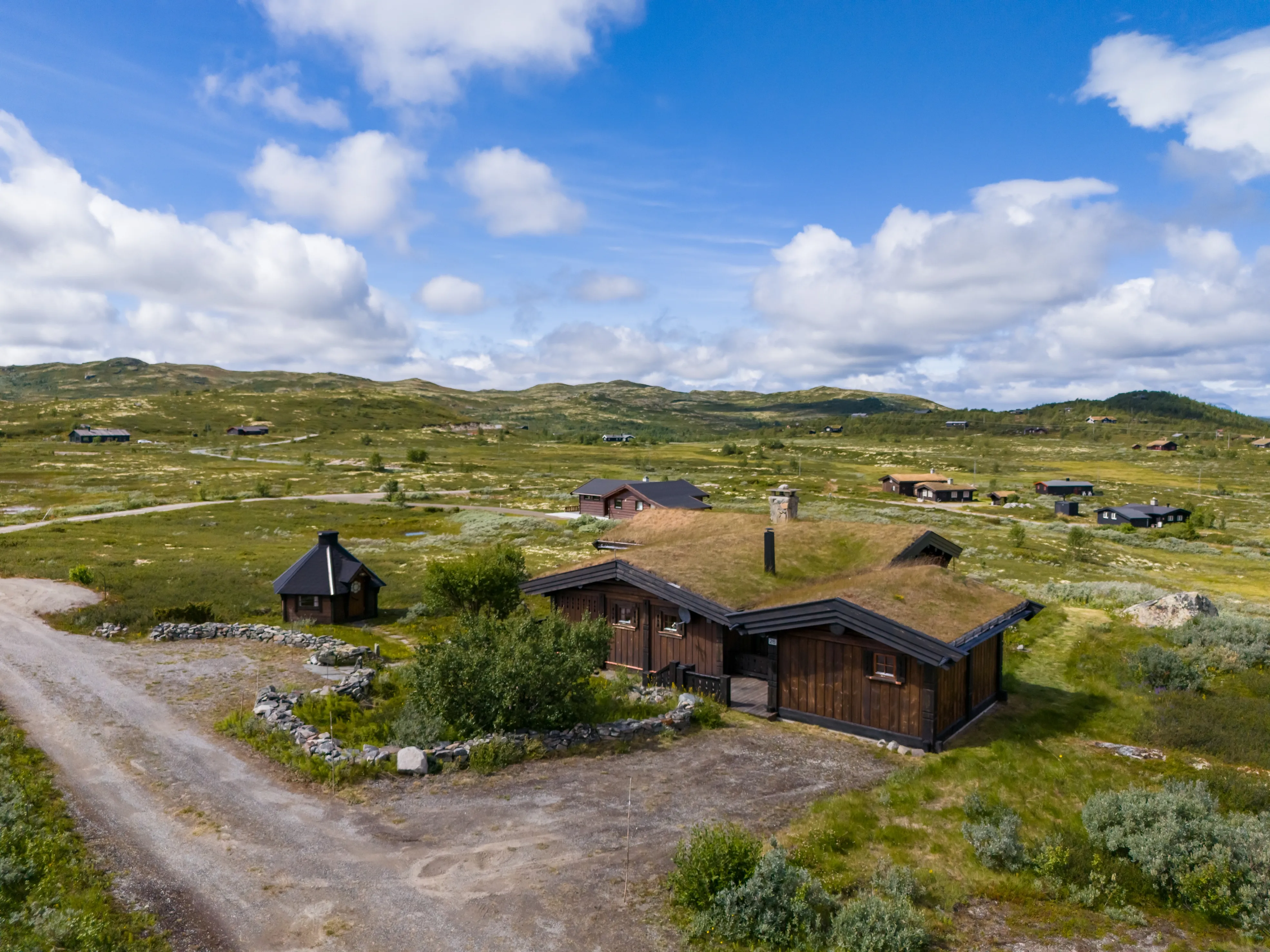 Norwegisches Landhaus aus den 1980er Jahren mit Garten und Blick auf die Alpen - Image 2