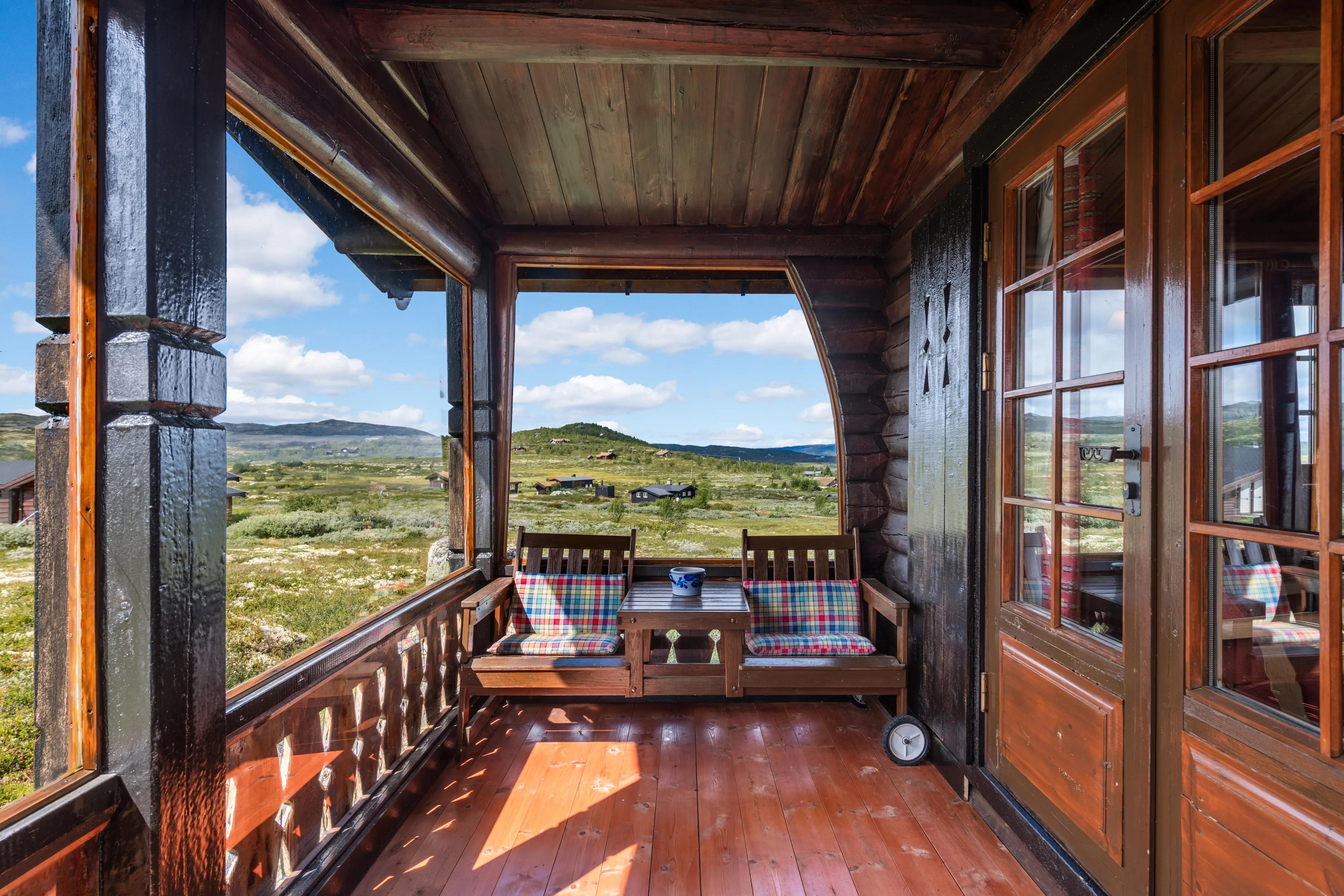 Norwegisches Landhaus aus den 1980er Jahren mit Garten und Blick auf die Alpen - Bild 11 von 65 anzeigen