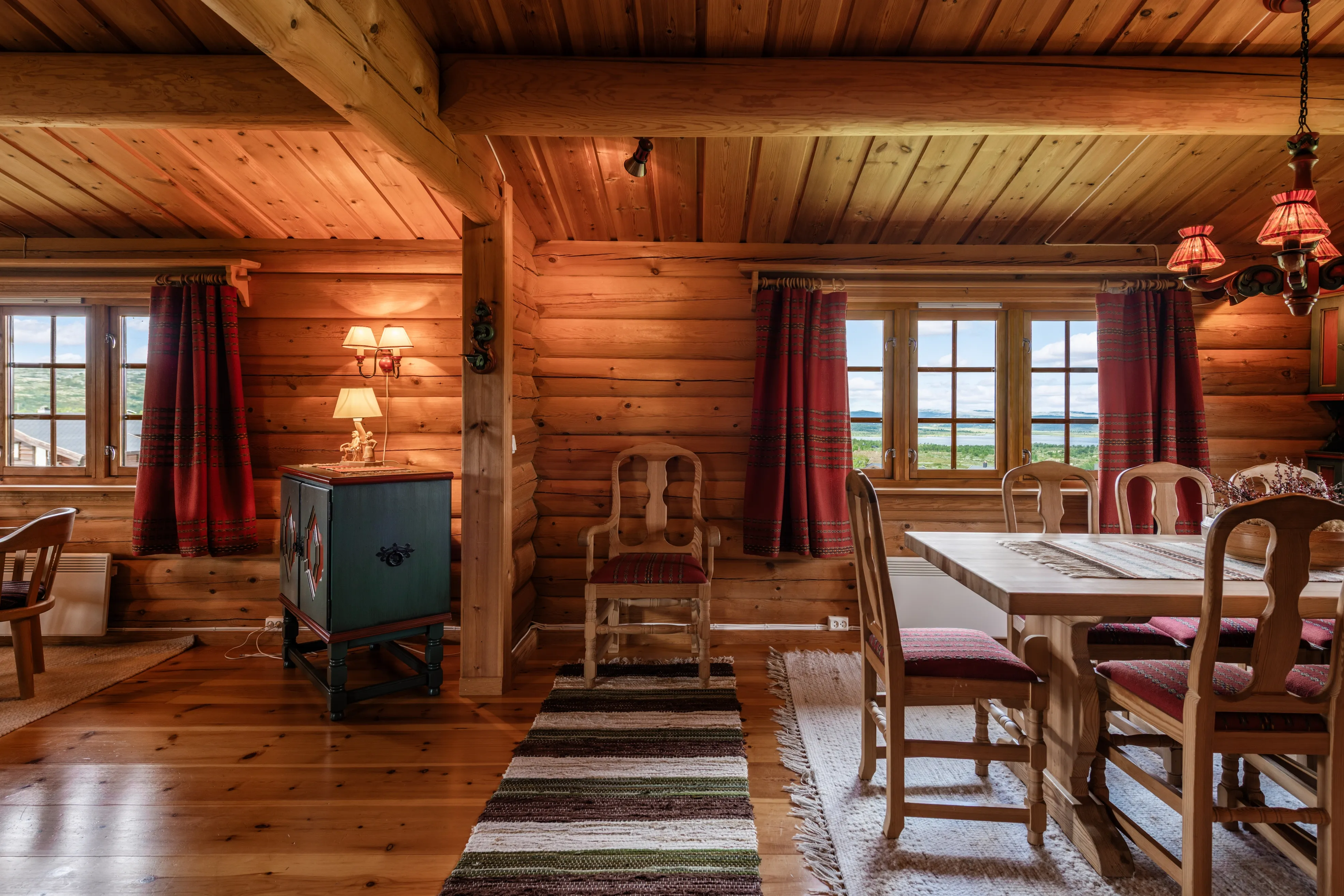 Norwegisches Landhaus aus den 1980er Jahren mit Garten und Blick auf die Alpen - Bild 14 von 65 anzeigen
