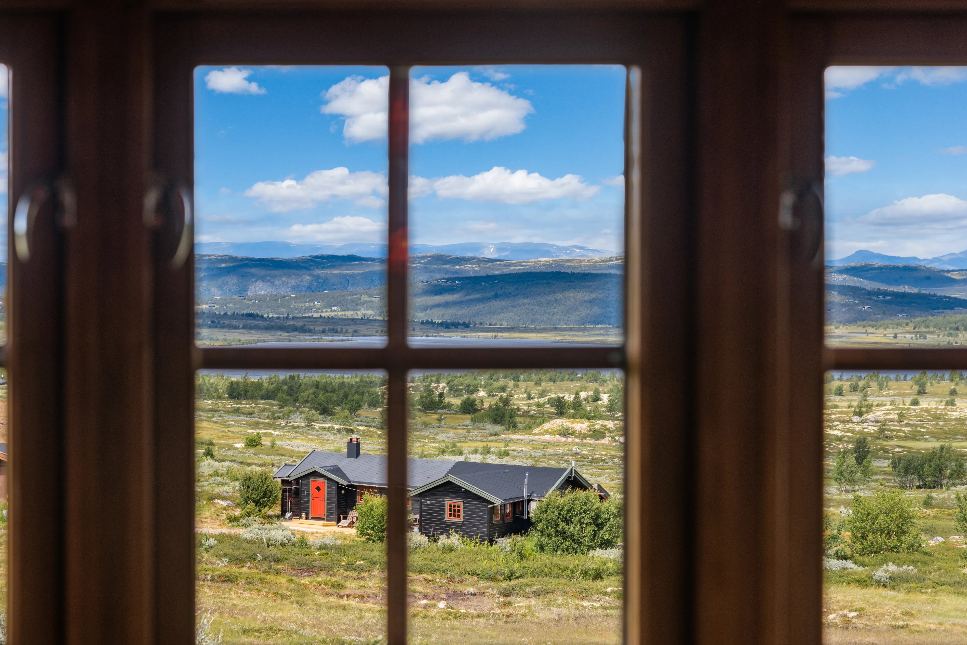 Norwegisches Landhaus aus den 1980er Jahren mit Garten und Blick auf die Alpen - Bild 16 von 65 anzeigen