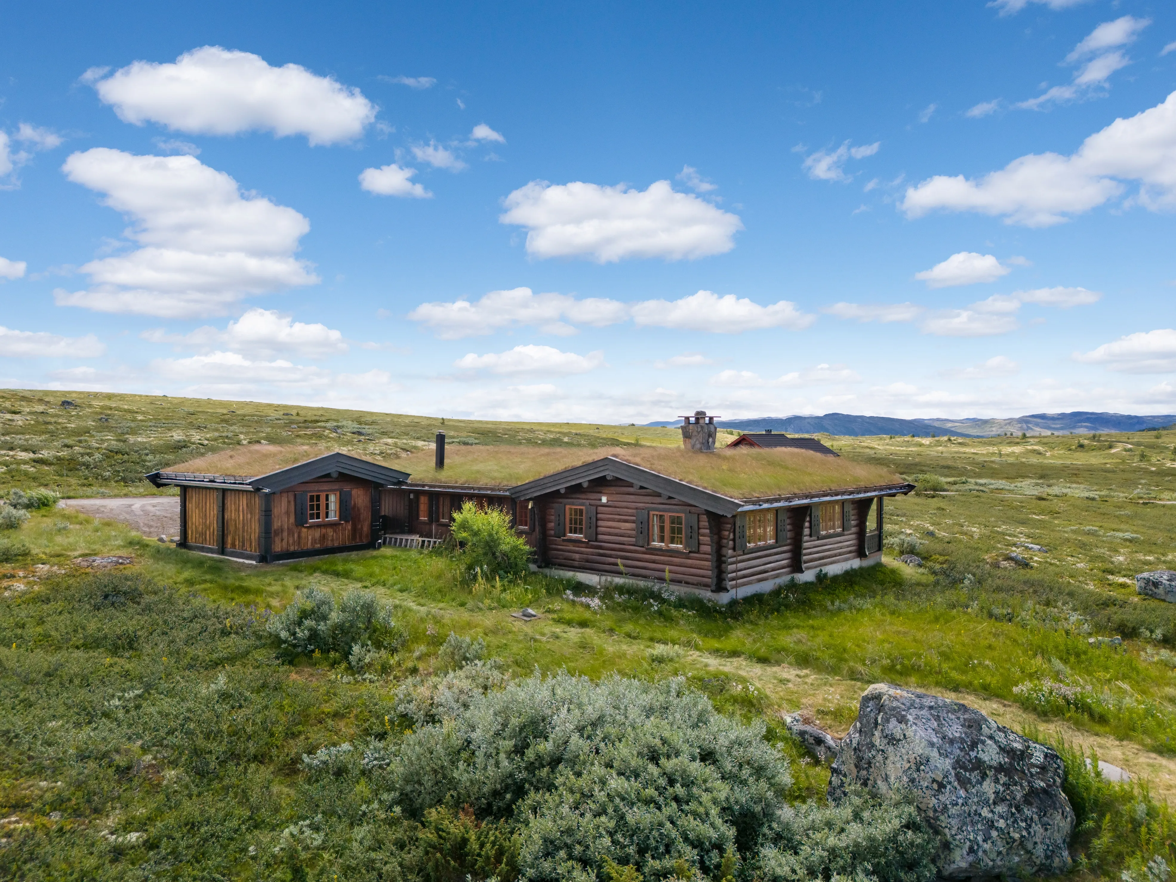 Norwegisches Landhaus aus den 1980er Jahren mit Garten und Blick auf die Alpen - Bild 46 von 65 anzeigen