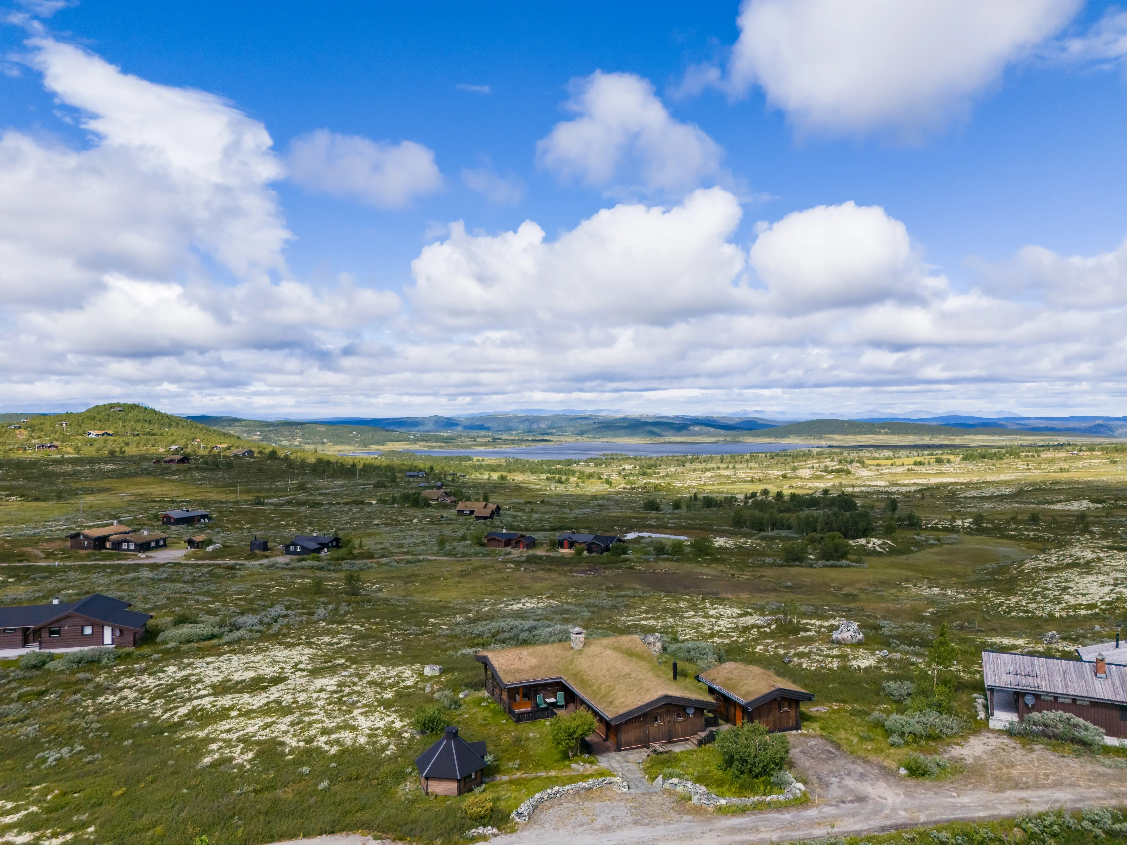 Norwegisches Landhaus aus den 1980er Jahren mit Garten und Blick auf die Alpen - Bild 49 von 65 anzeigen