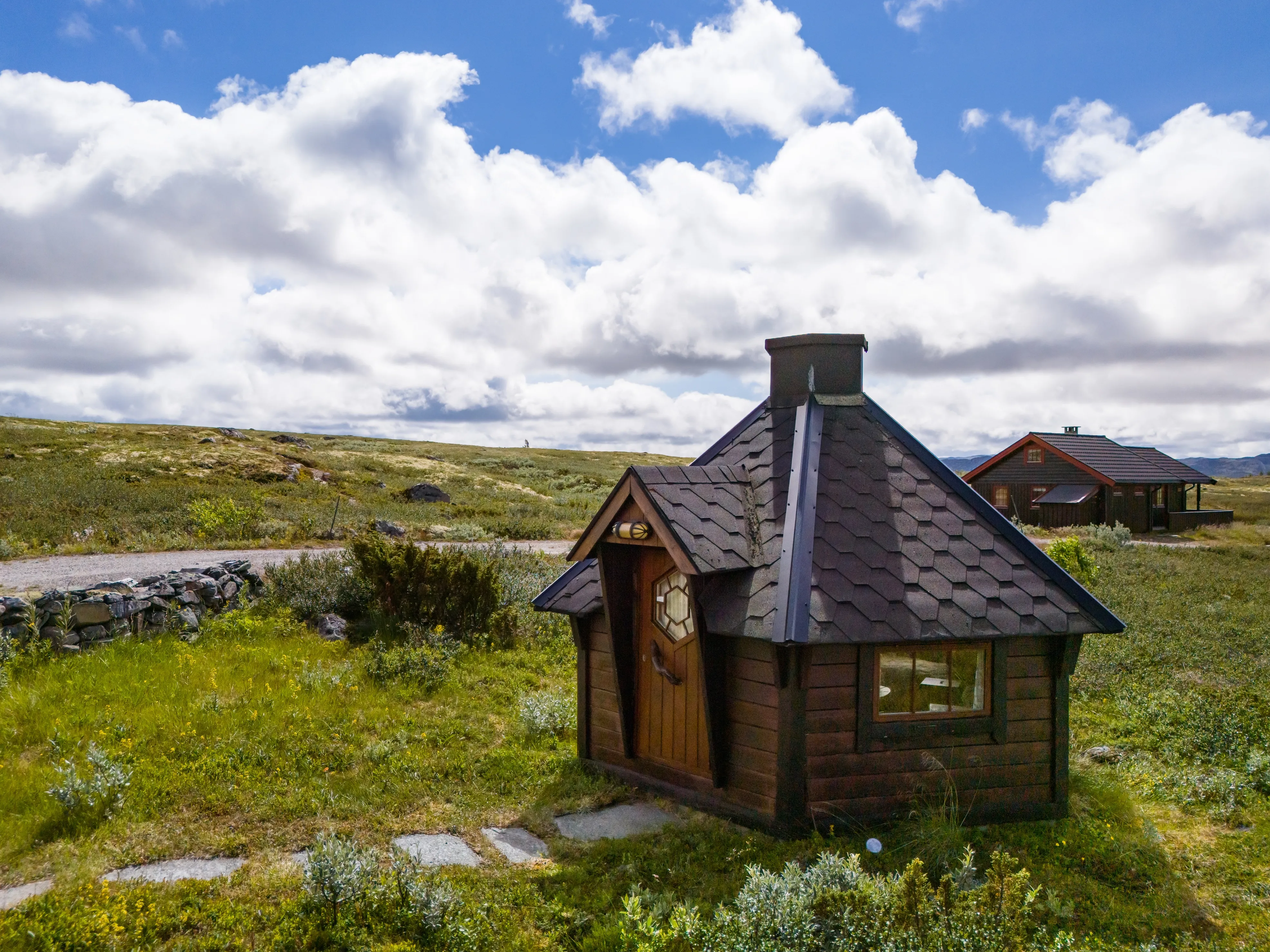 Norwegisches Landhaus aus den 1980er Jahren mit Garten und Blick auf die Alpen - Bild 56 von 65 anzeigen